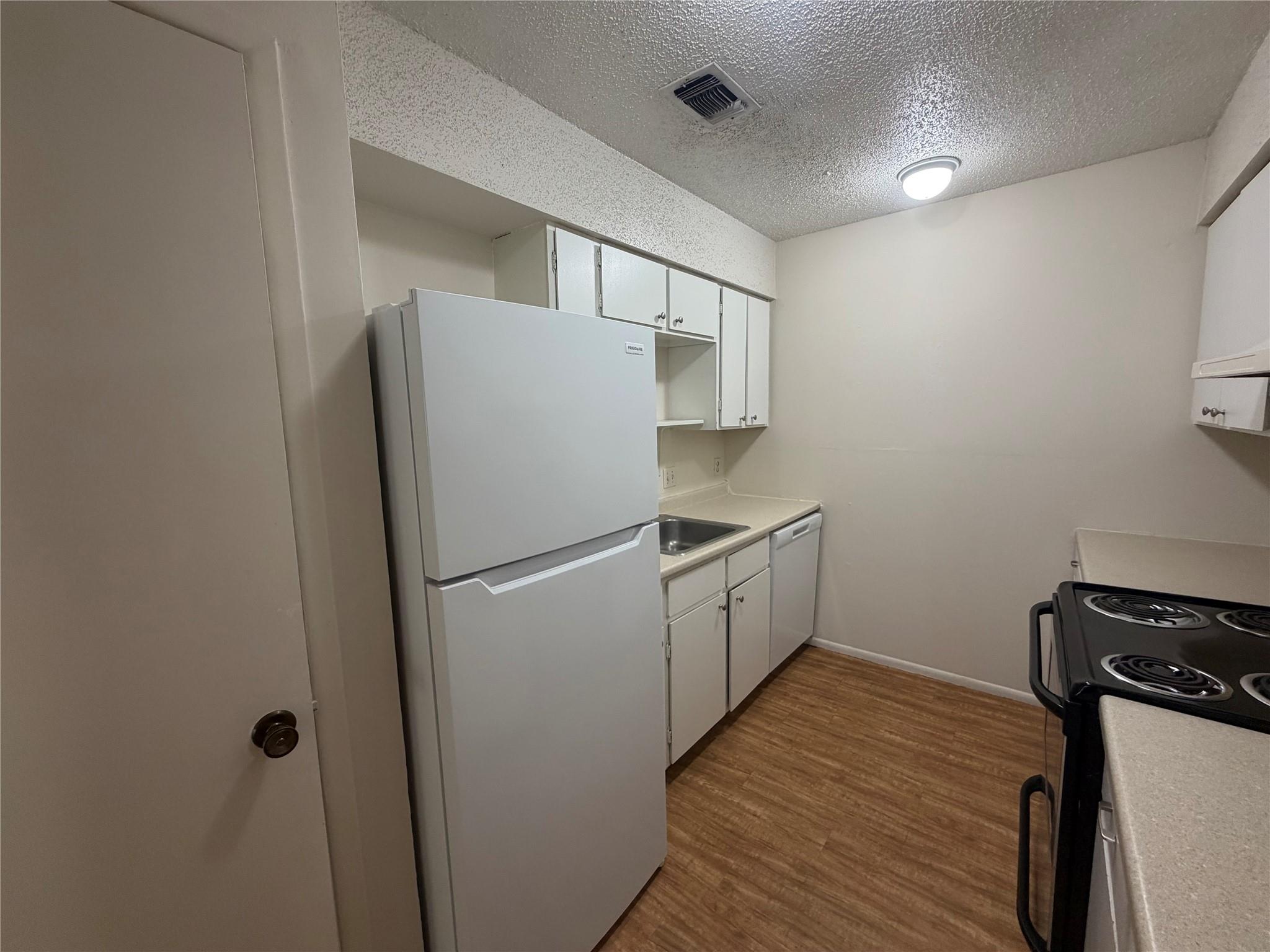 421 Live Oak St Property Photo 6