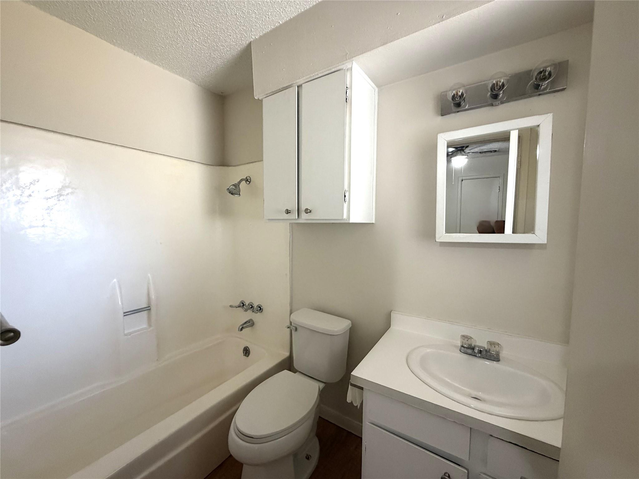 421 Live Oak St Property Photo 9