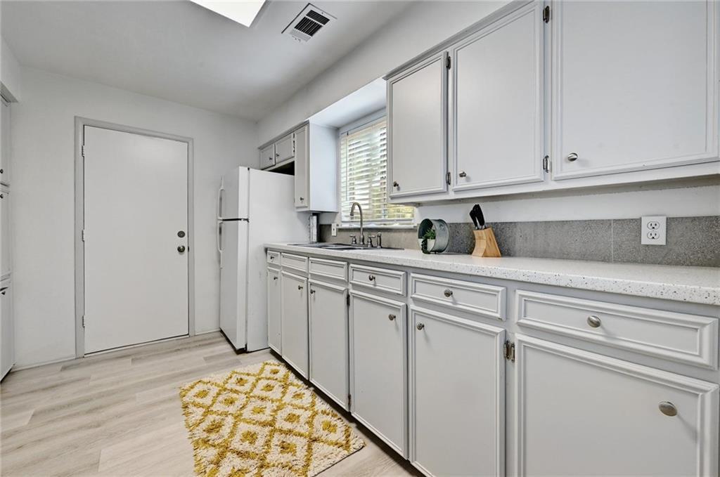 2107 Chicon St Property Photo 5