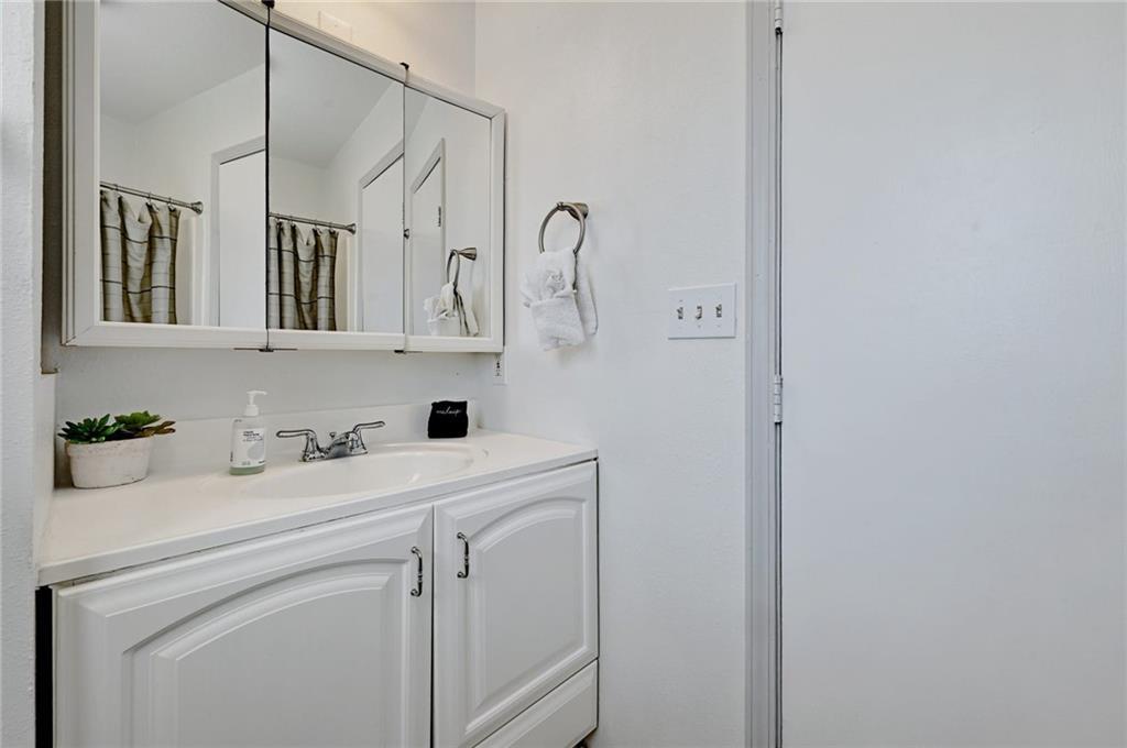 2107 Chicon St Property Photo 7