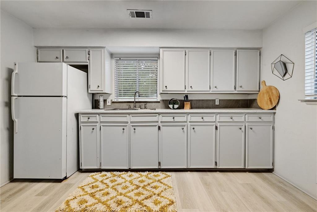 2107 Chicon St Property Photo 10