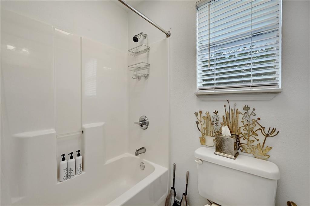 2107 Chicon St Property Photo 12