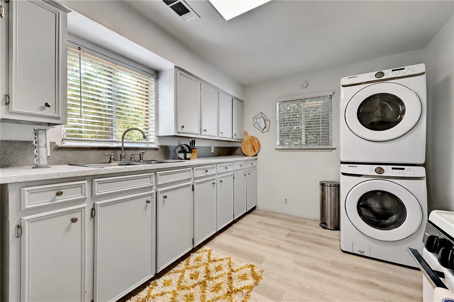 2107 Chicon St Property Photo 15