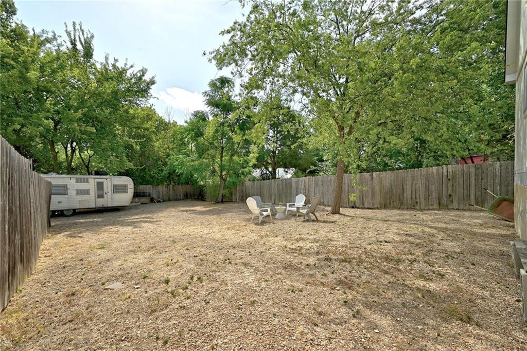 2107 Chicon St Property Photo 18