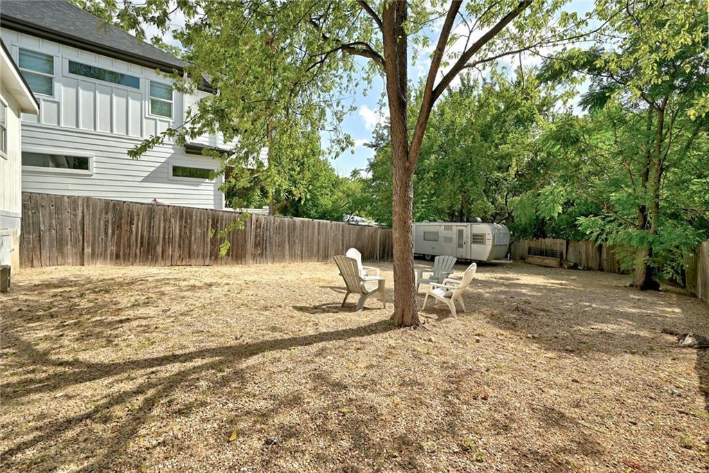 2107 Chicon St Property Photo 20