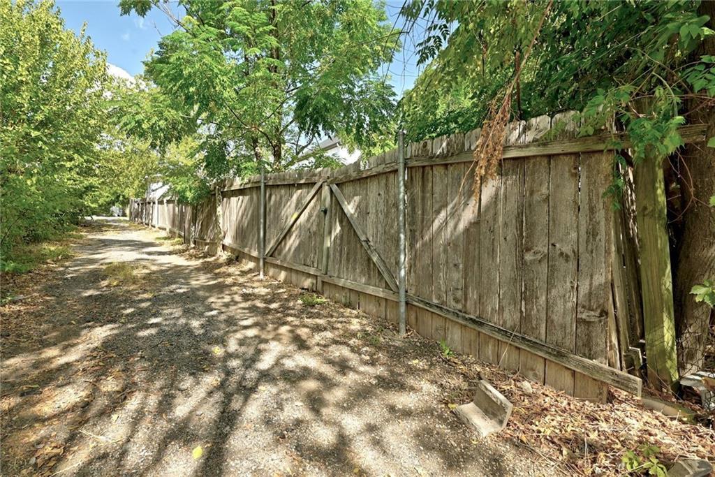 2107 Chicon St Property Photo 21
