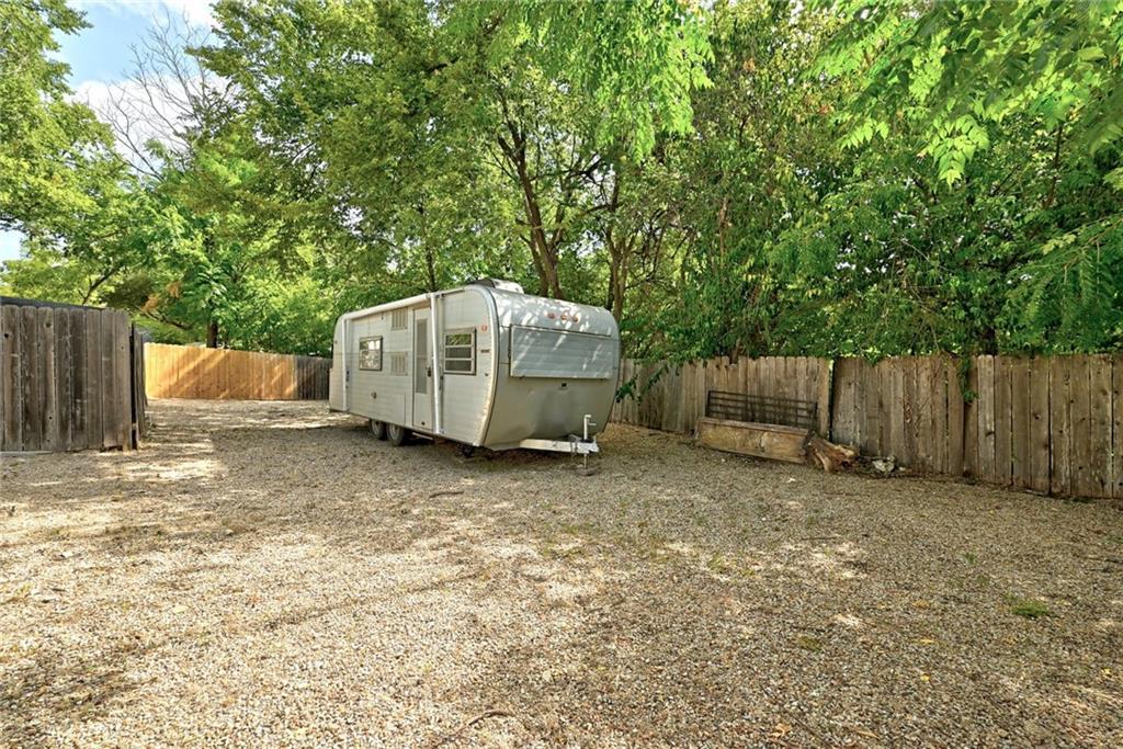 2107 Chicon St Property Photo 22