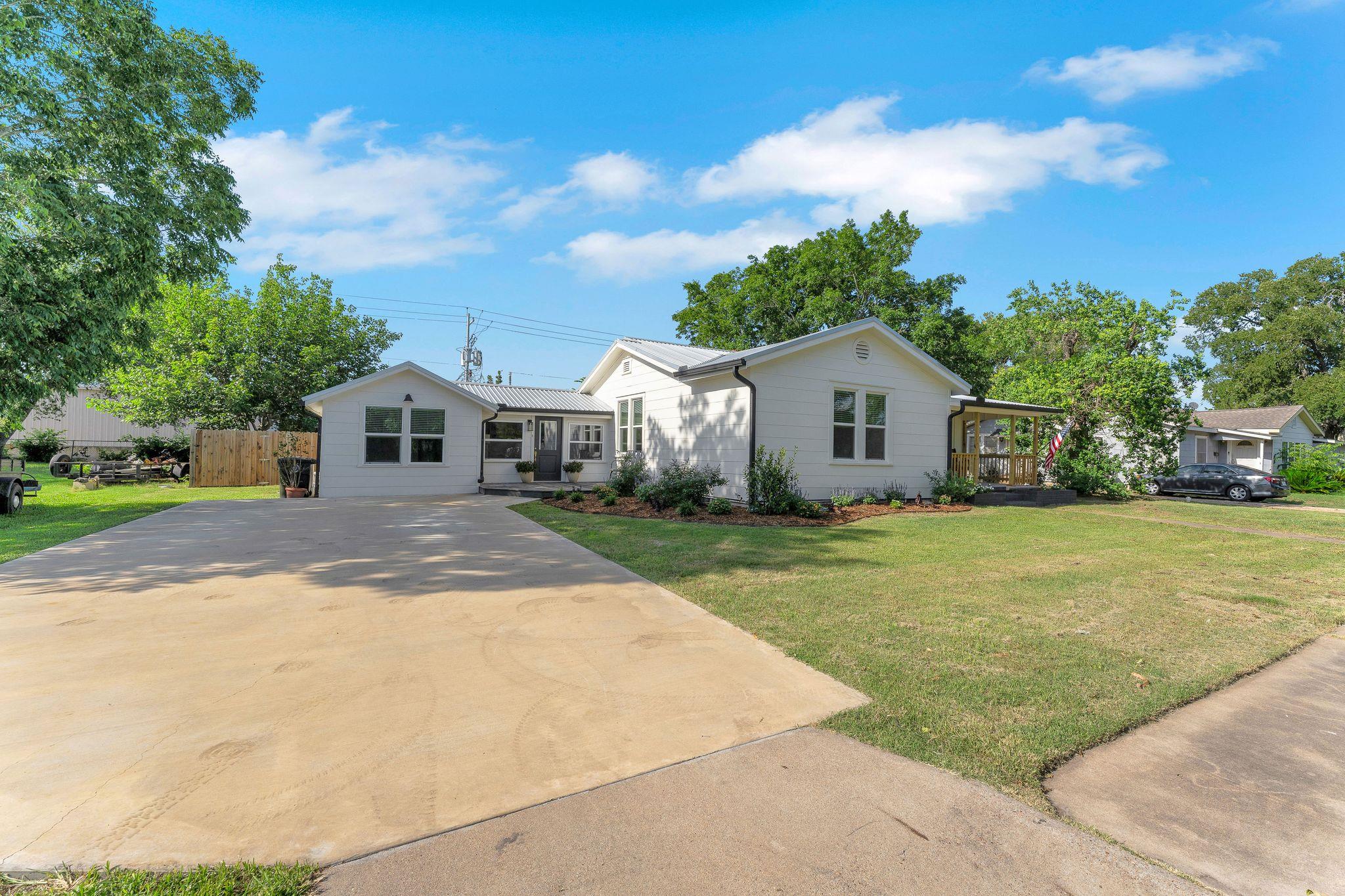 215 Paulus St Property Photo 1