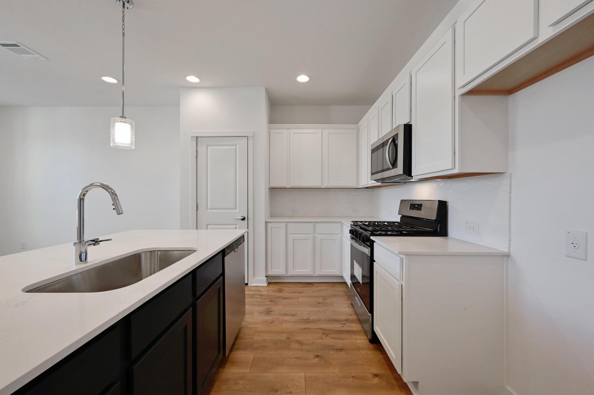 488 Orleanian Dr #b Property Photo 4