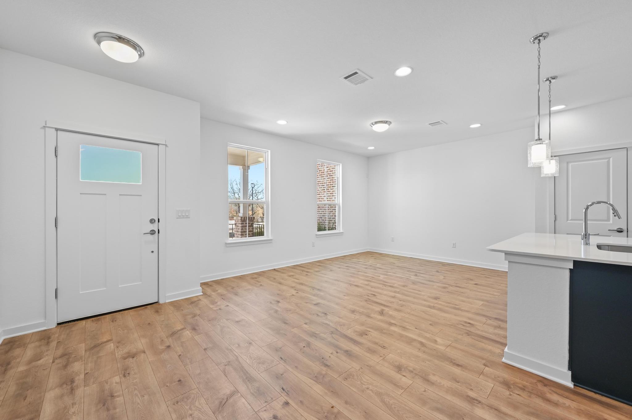 488 Orleanian Dr #b Property Photo 6