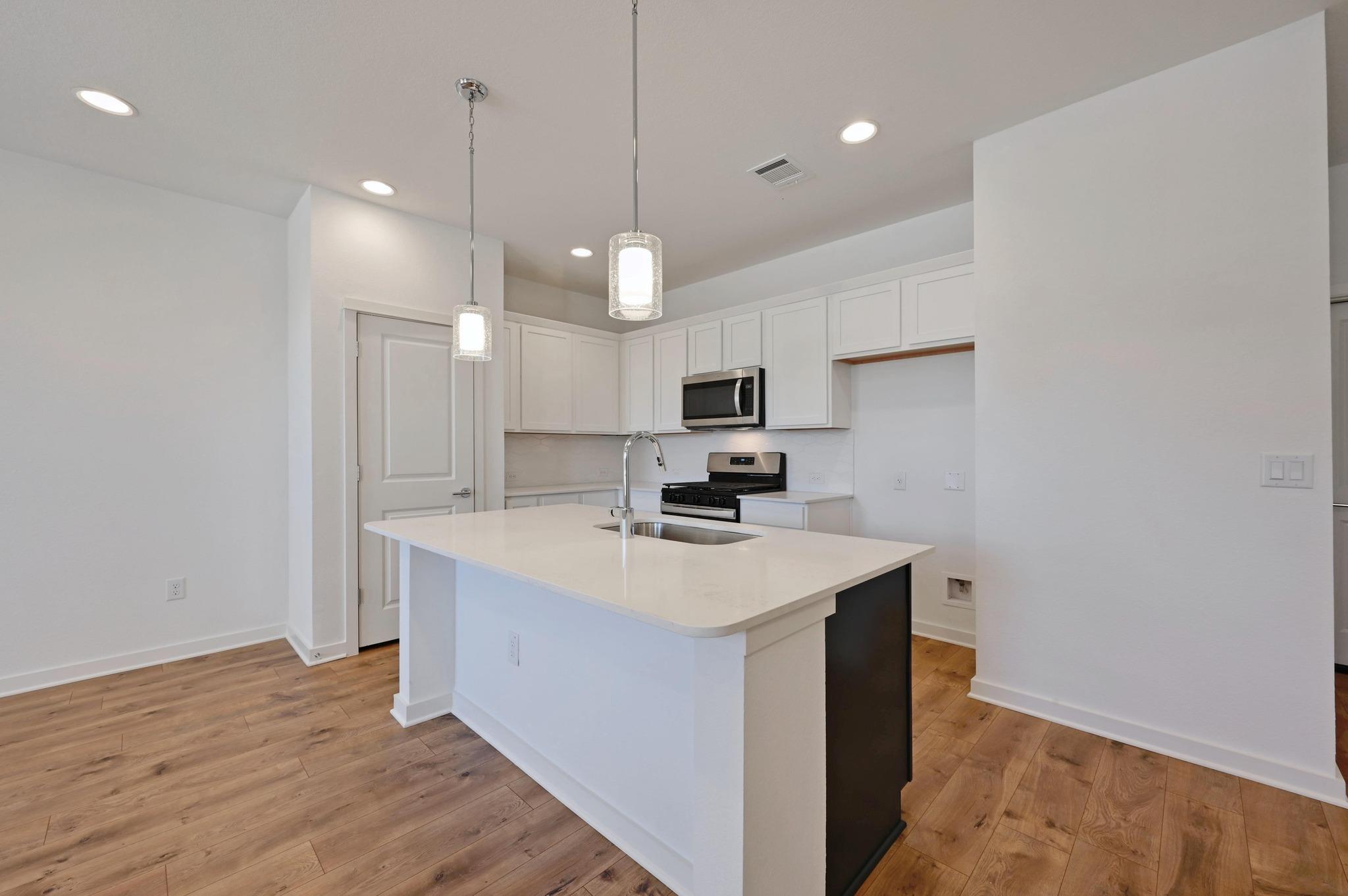 488 Orleanian Dr #b Property Photo 8