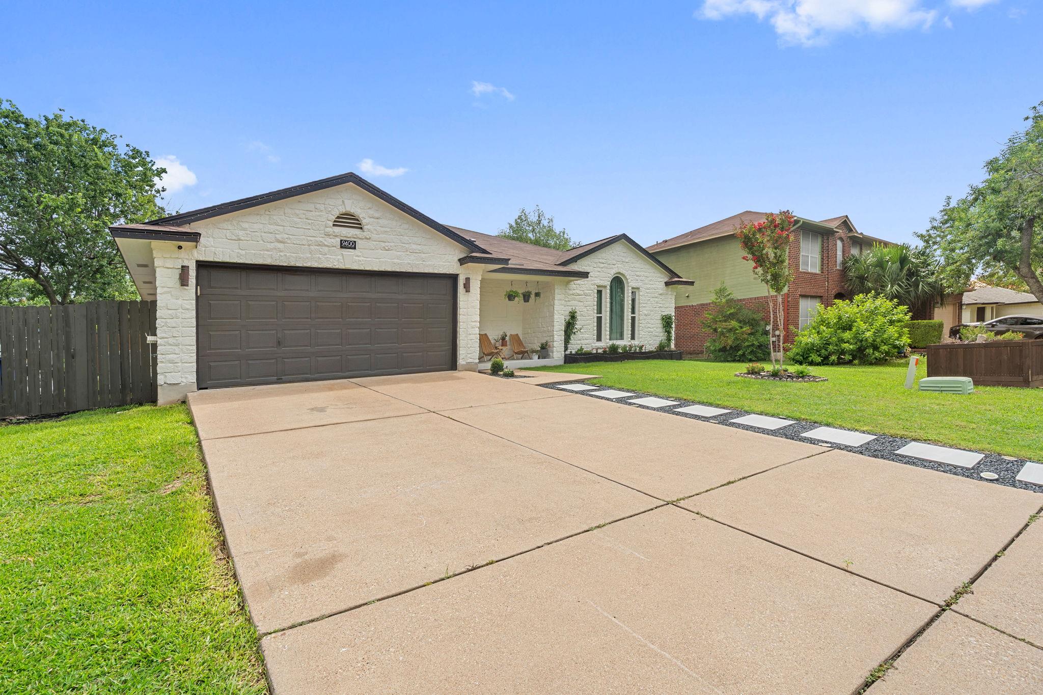 9400 Lightwood Loop Property Photo 2