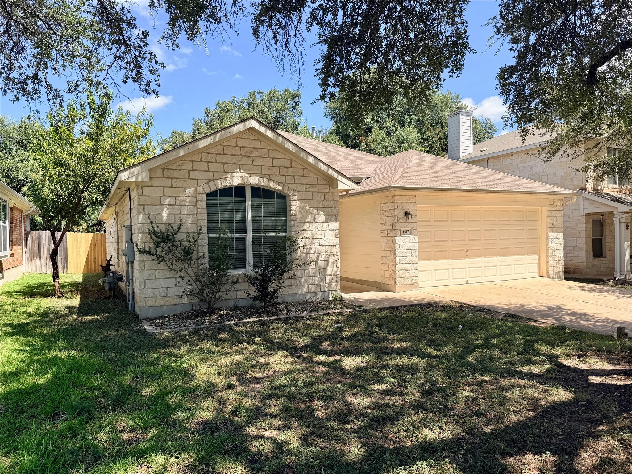 1517 Hawk Dr Property Photo 3