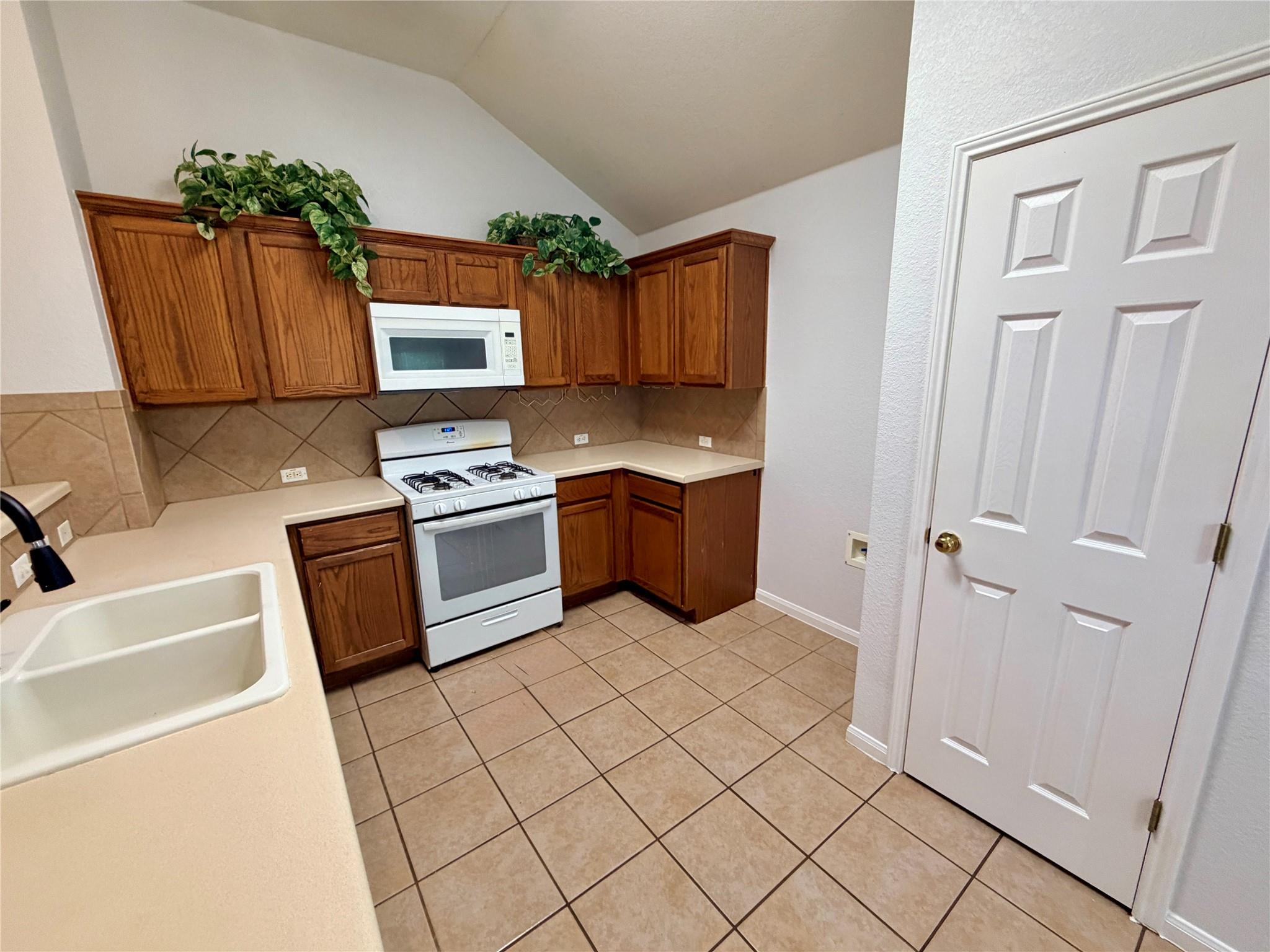 1517 Hawk Dr Property Photo 8