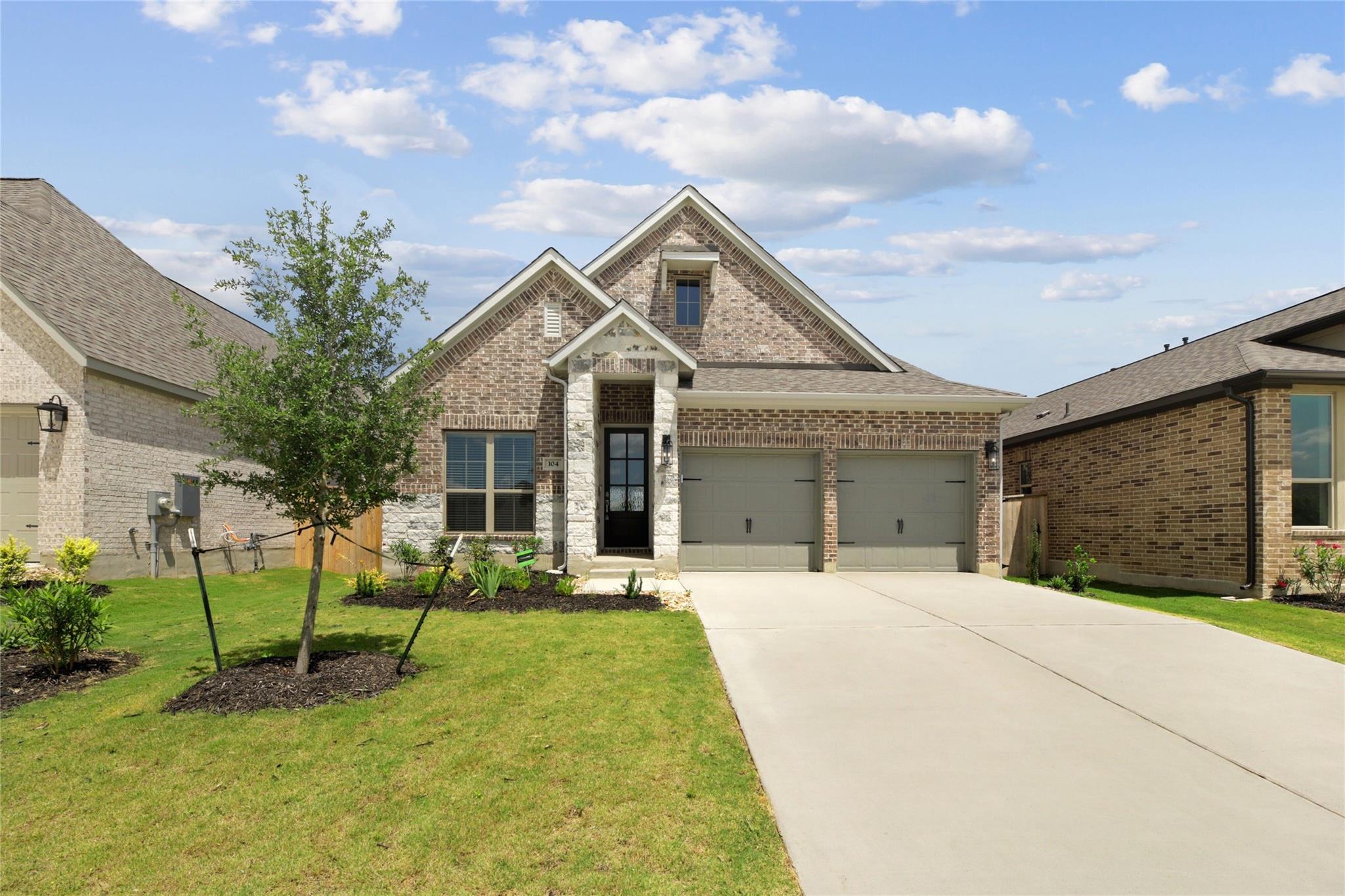 104 Chinaberry Bnd Property Photo 1