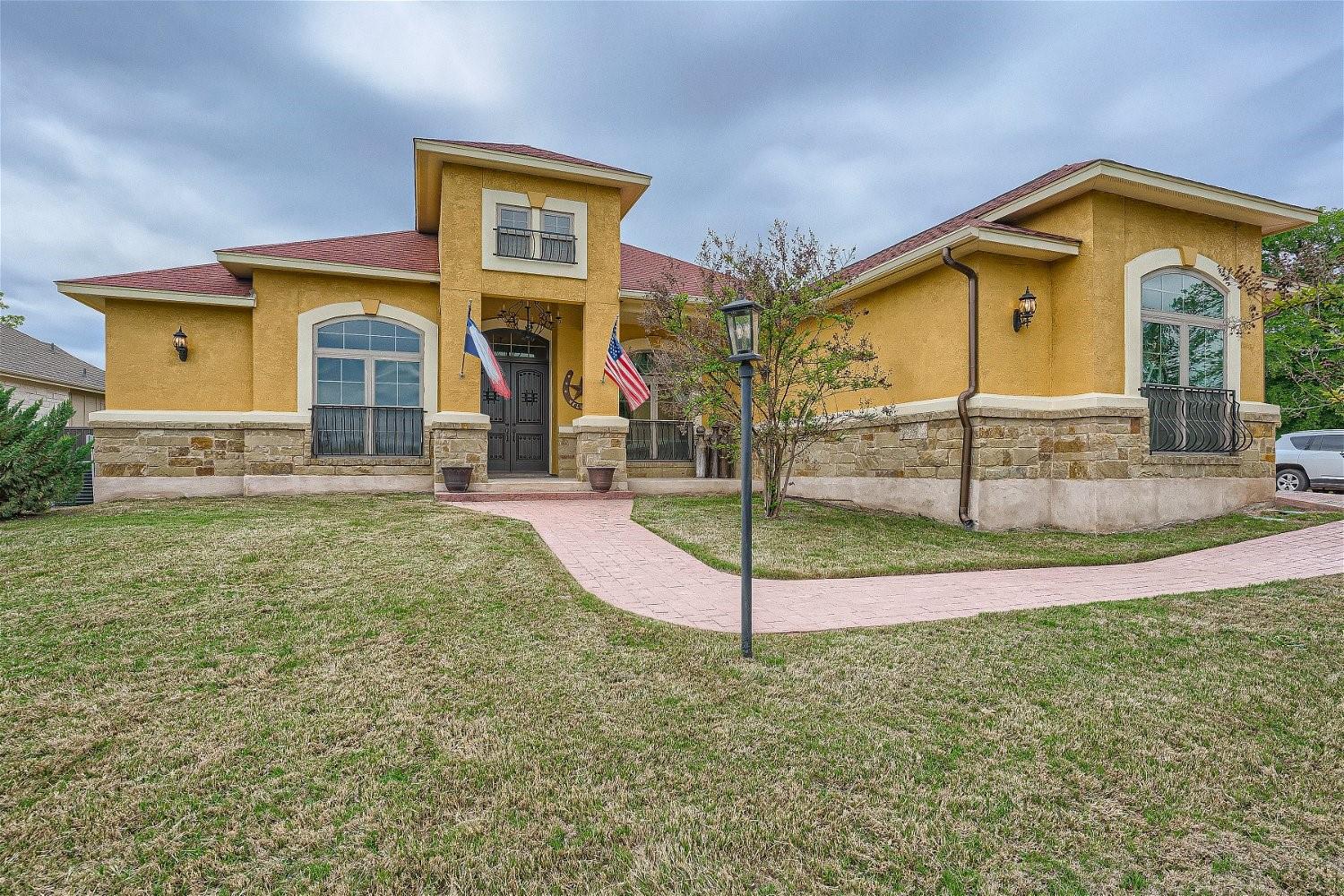 15207 Nightingale Ln Property Photo 3