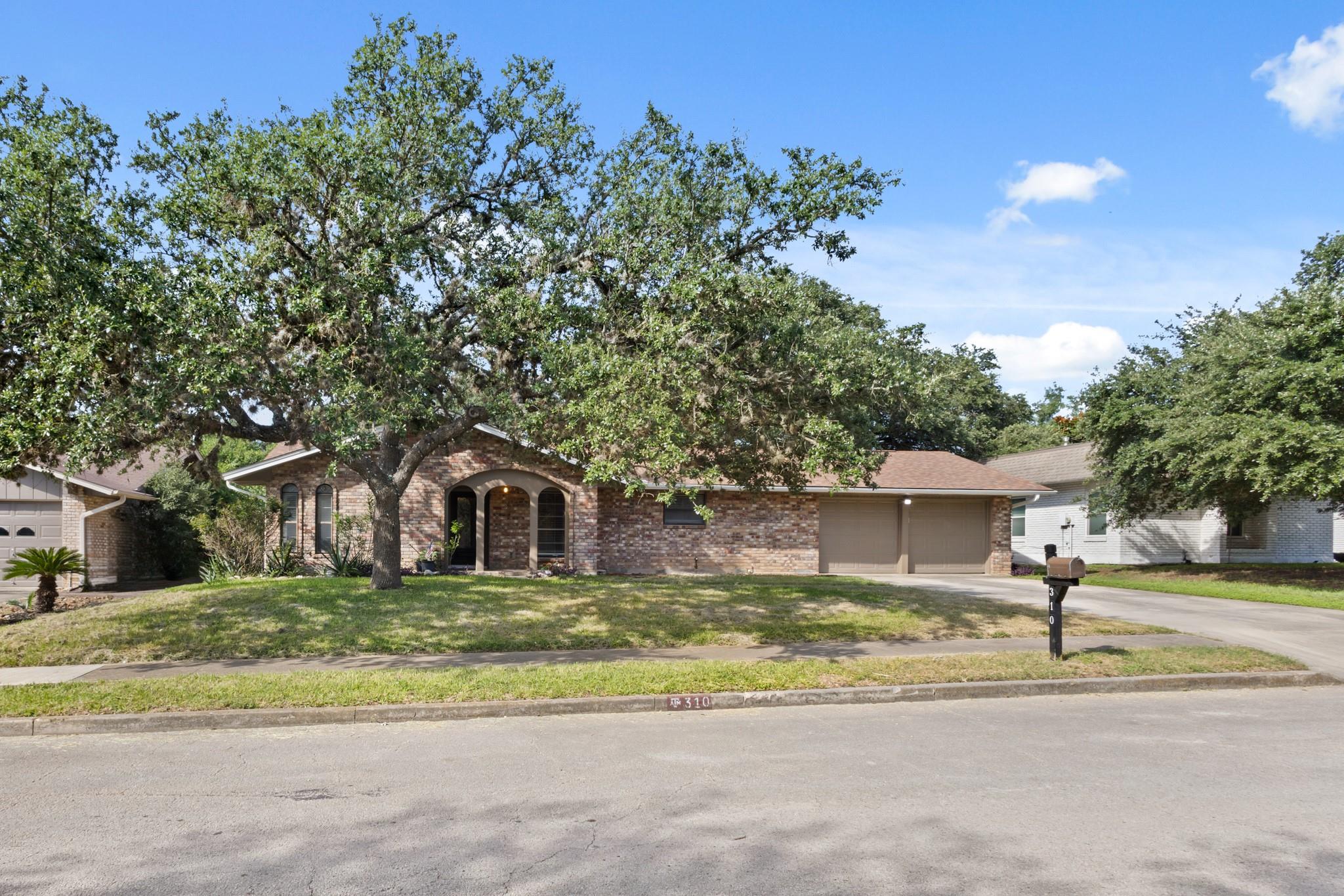 310 De Soto Dr Property Photo 1