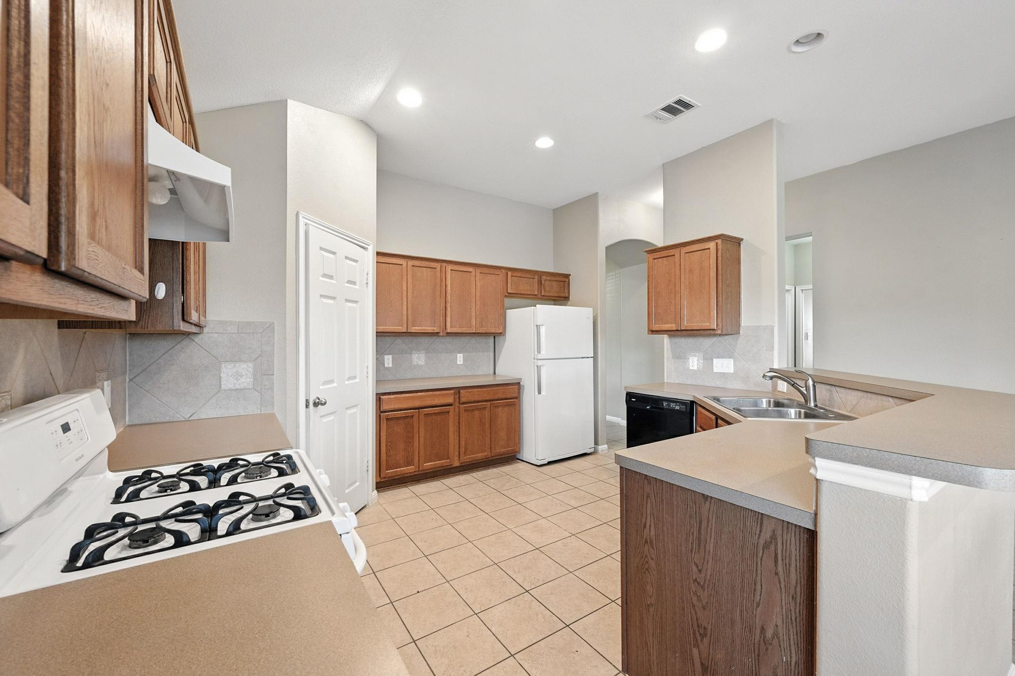 18505 Sandy Bottom Dr Property Photo 4