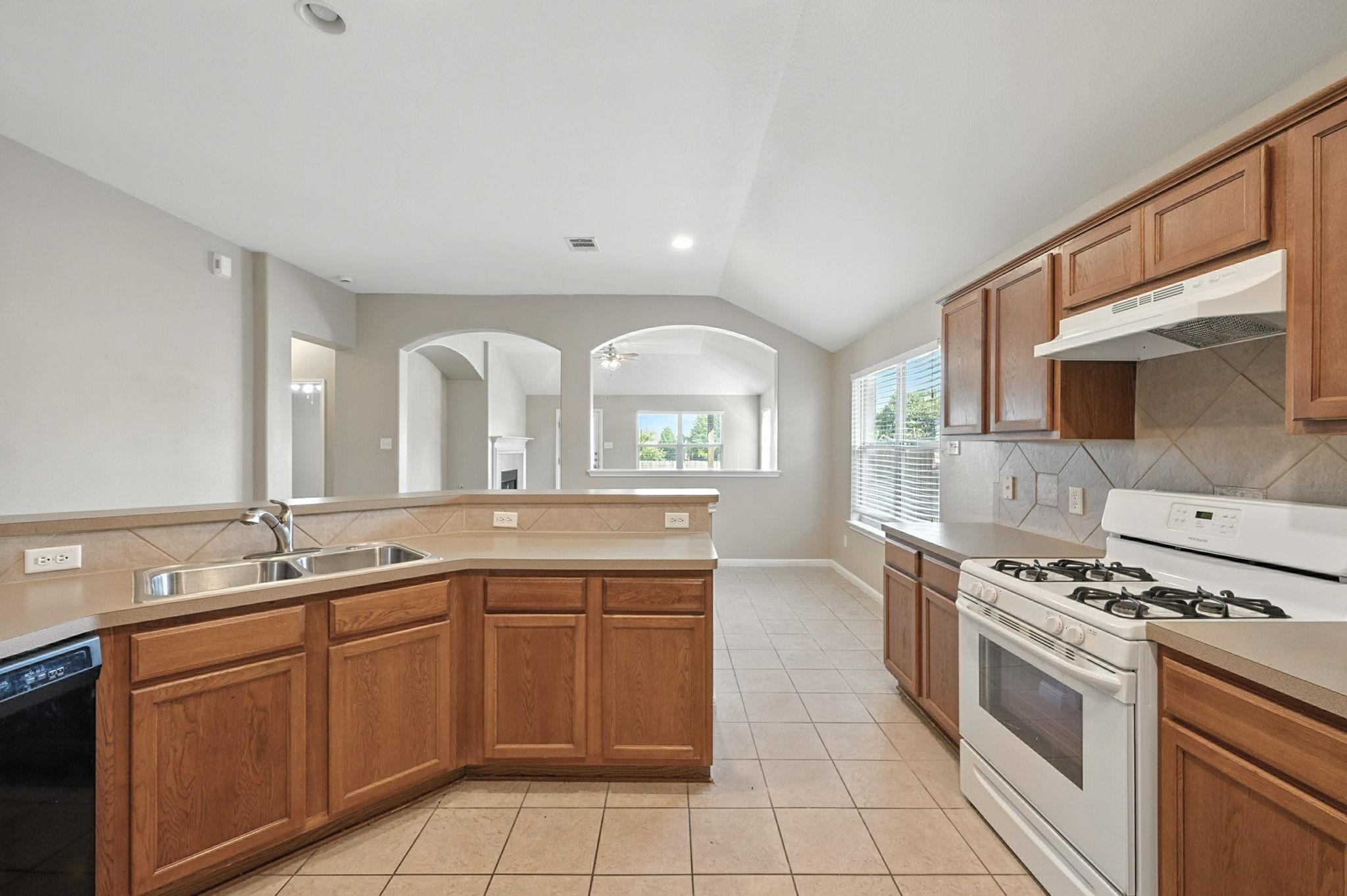 18505 Sandy Bottom Dr Property Photo 6