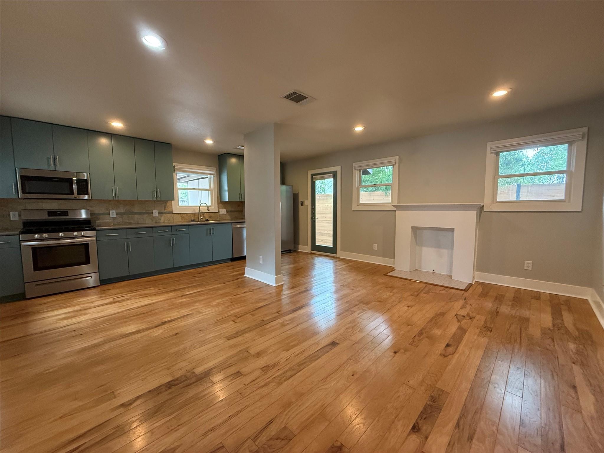 2105 Kinney Ave #b Property Photo 1