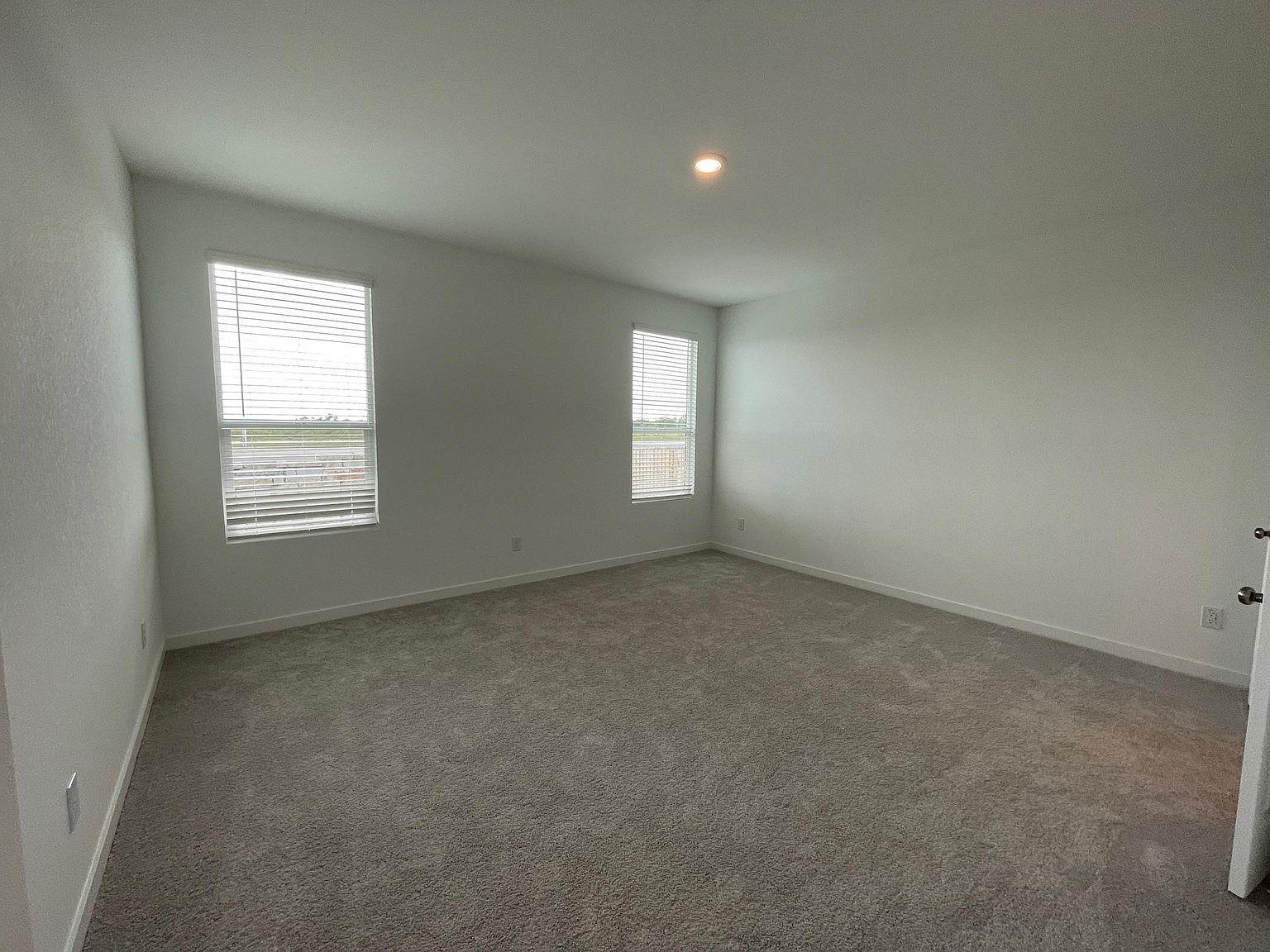 433 Sormonne Loop Property Photo 7