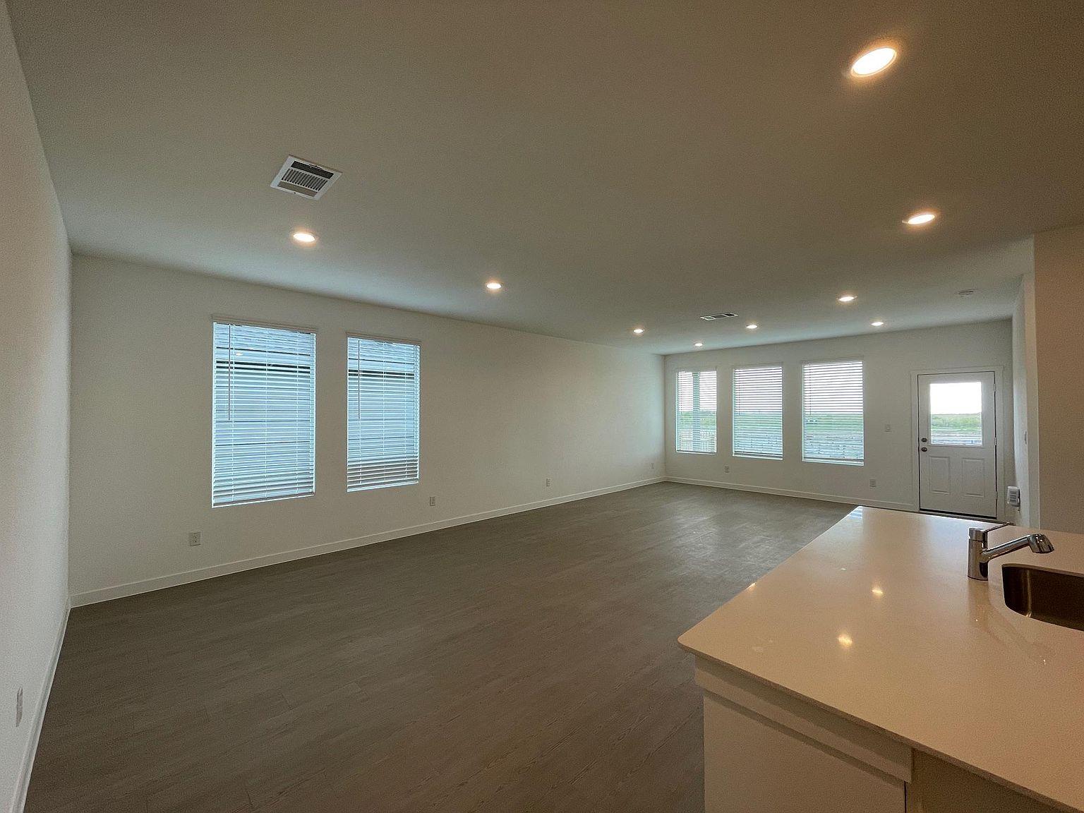 433 Sormonne Loop Property Photo 15