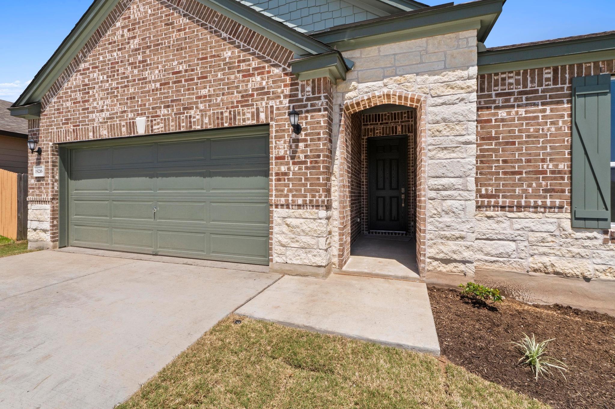 19216 Lady Bird Johnson St Property Photo 4