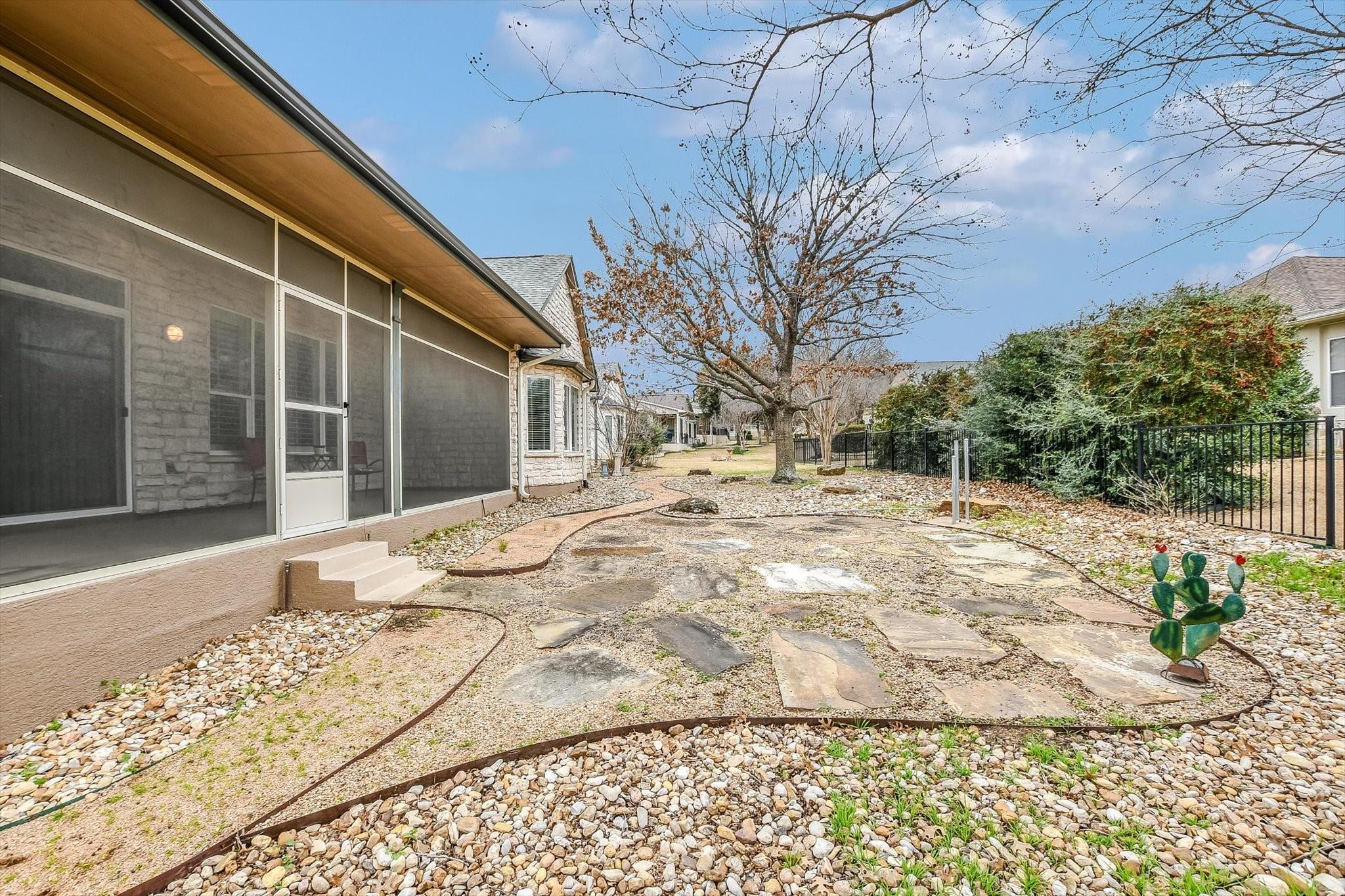 111 Chuckwagon Trl Property Photo 28