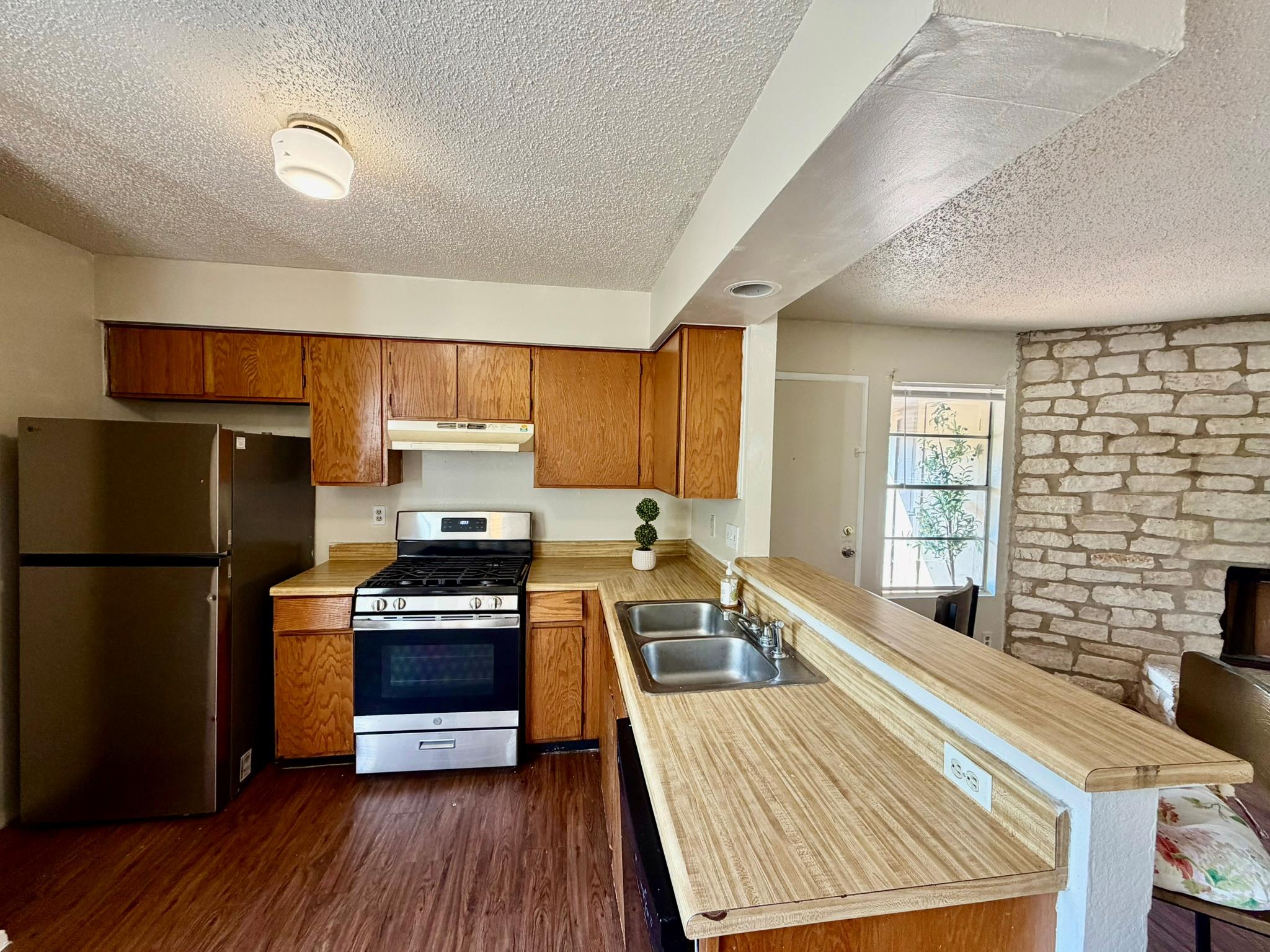 402 Hedgewood Dr #c Property Photo 4