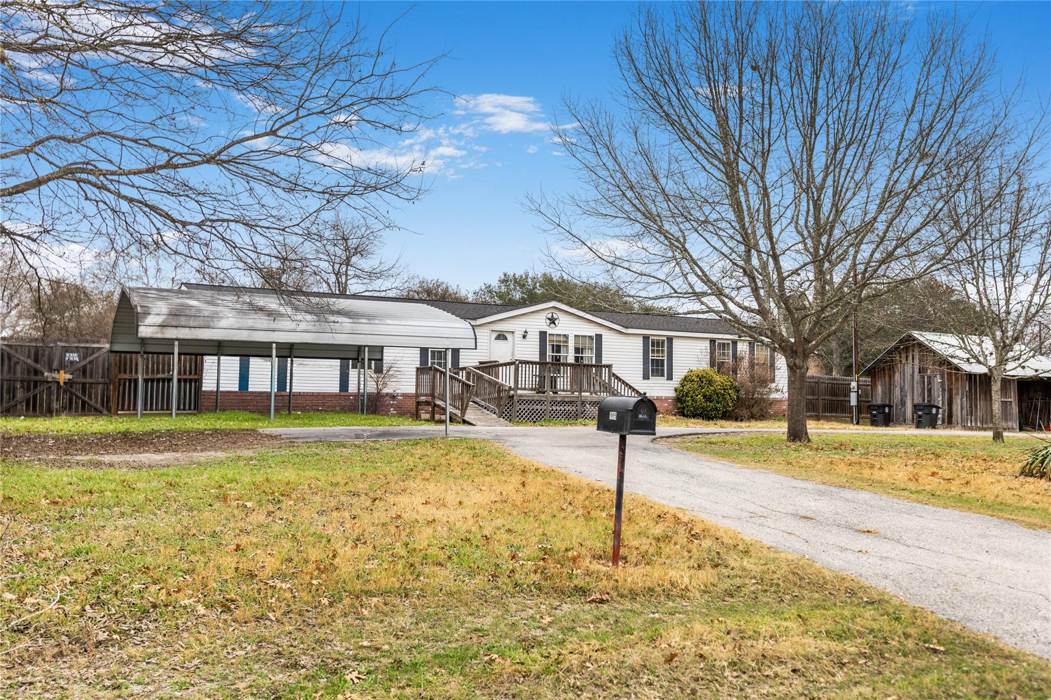 1005 Baumgarten St Property Photo 3