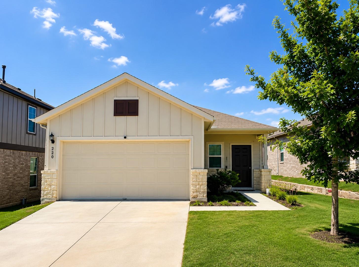 220 Pepperbark Loop Property Photo 1