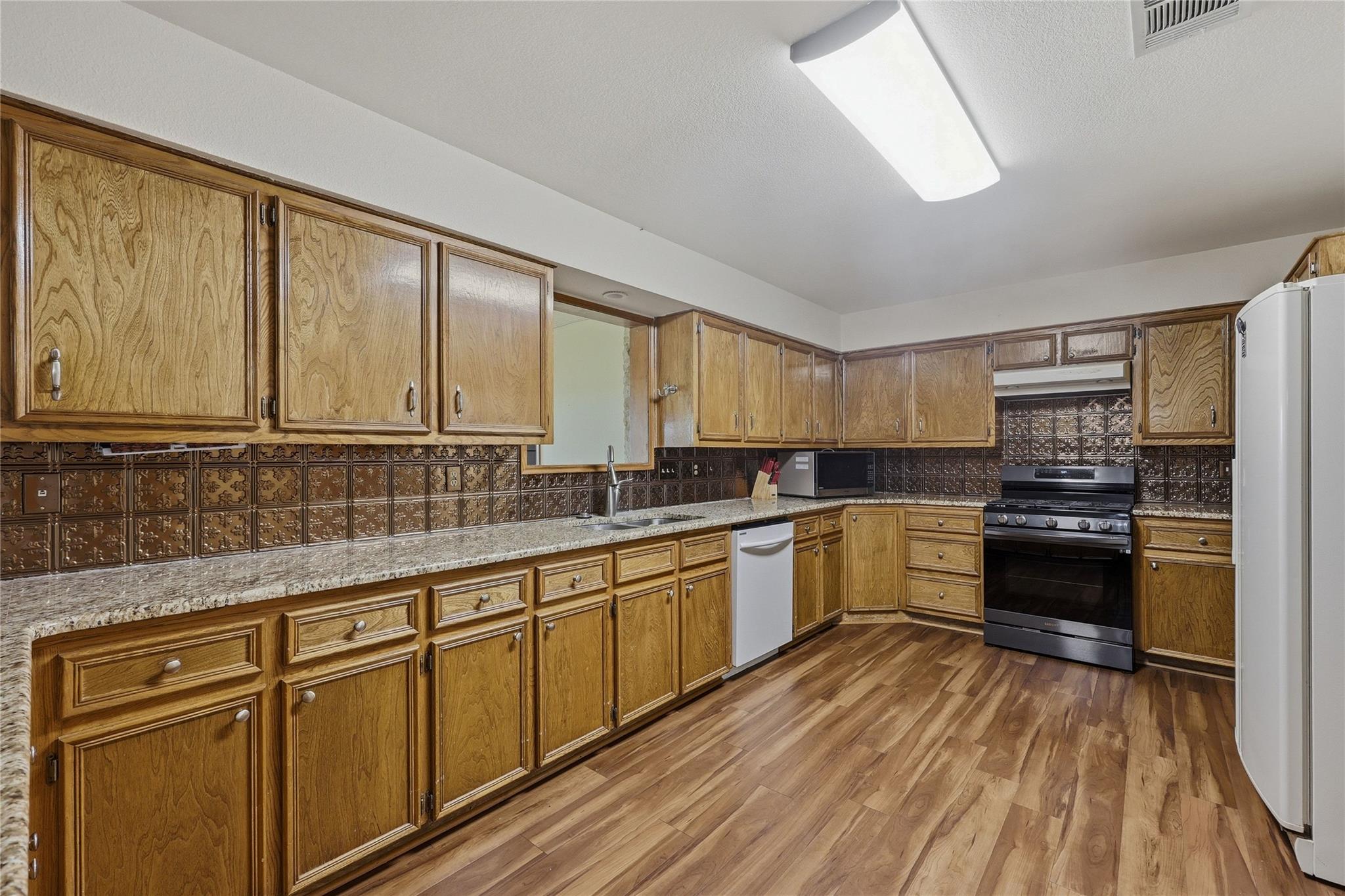 21404 Martin Ln Property Photo 10