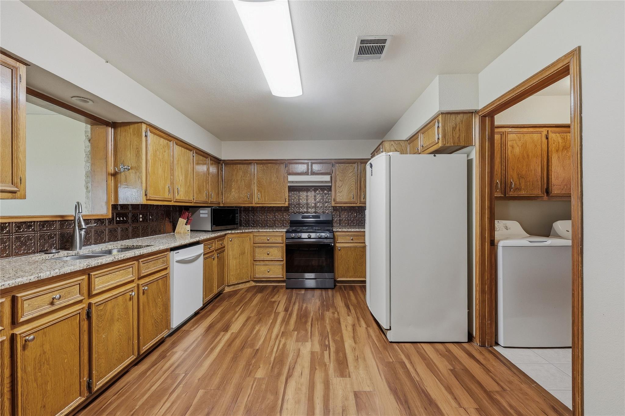 21404 Martin Ln Property Photo 11