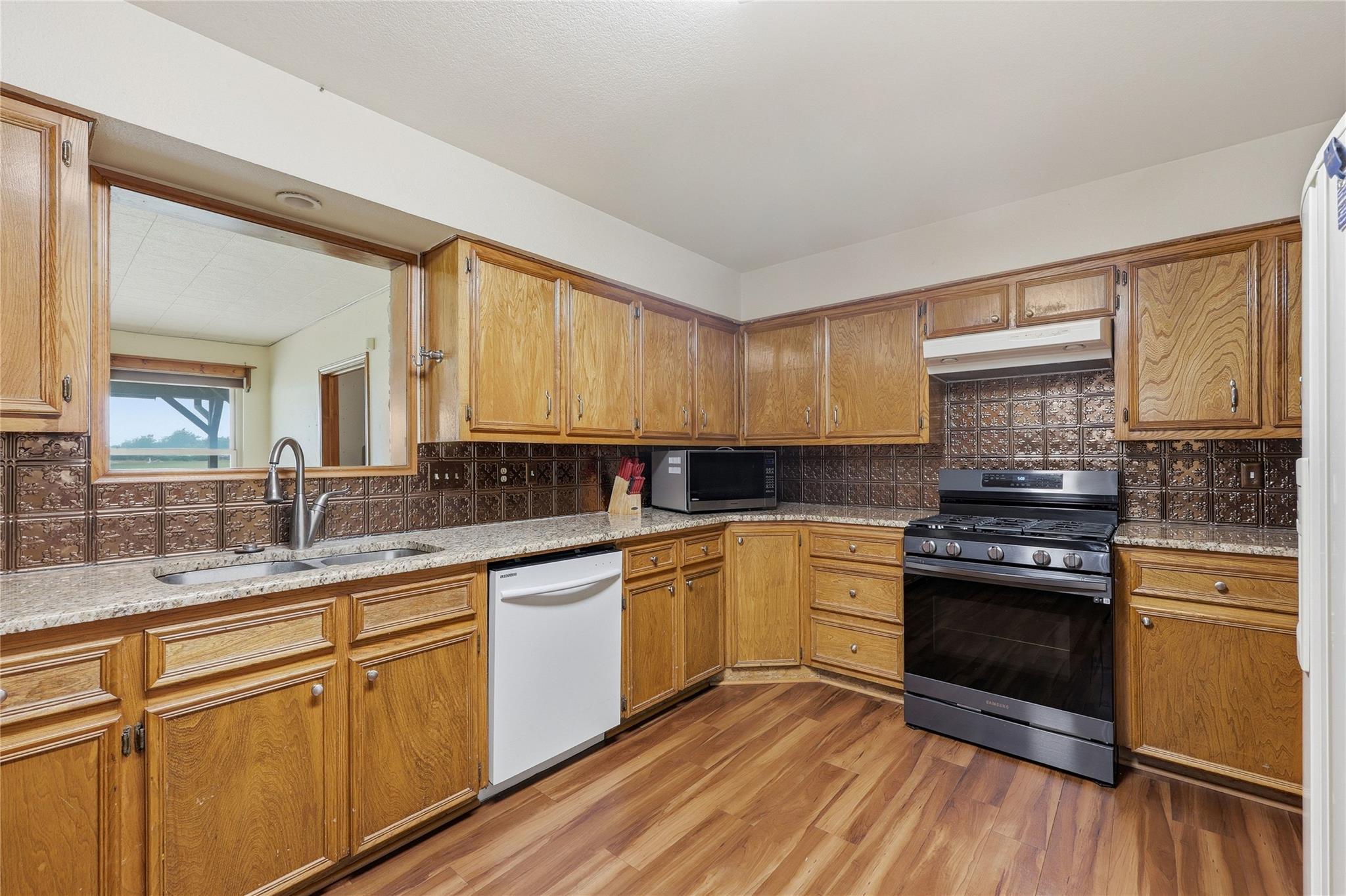 21404 Martin Ln Property Photo 12