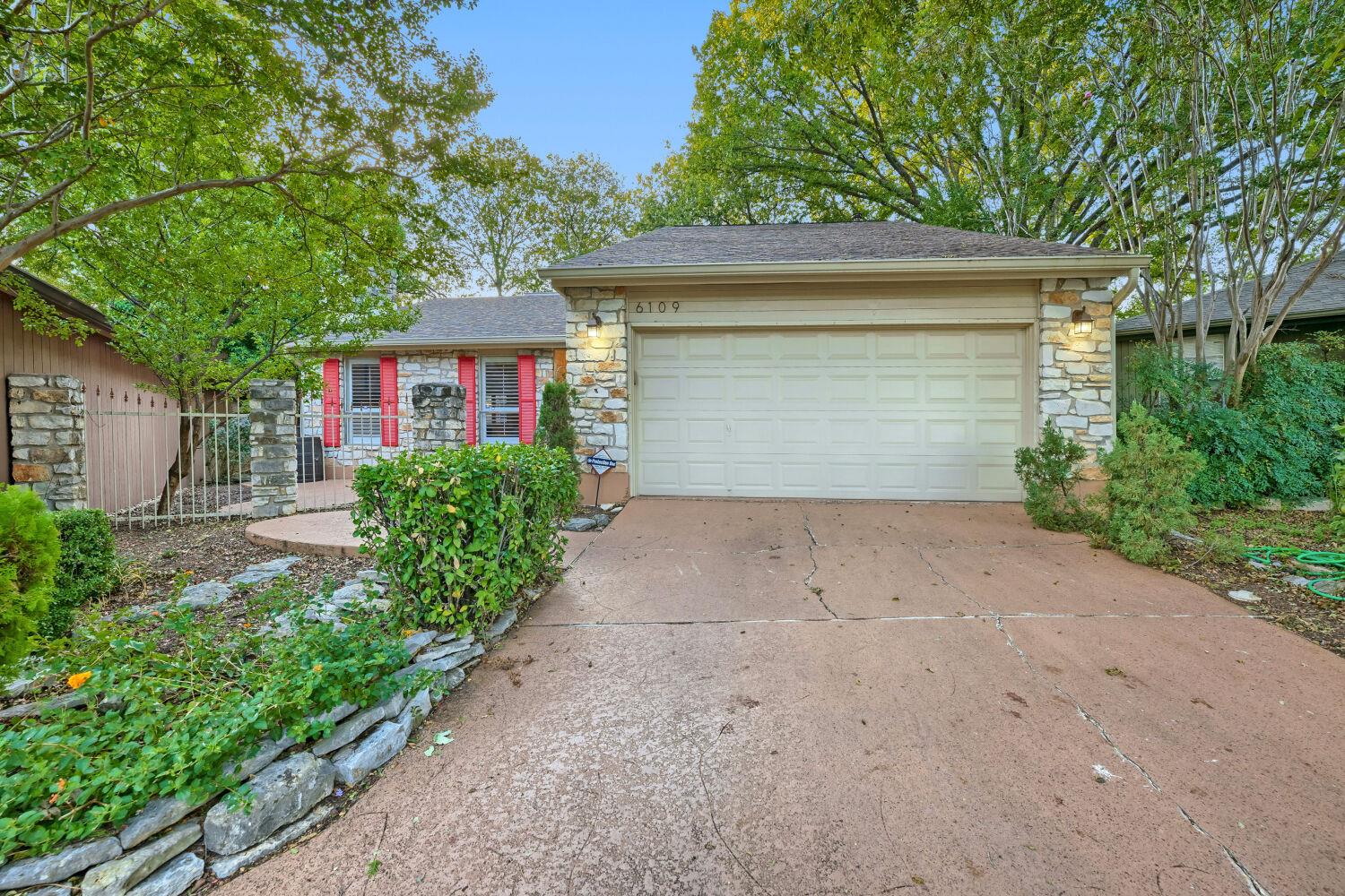 6109 Grass Holw Property Photo 2