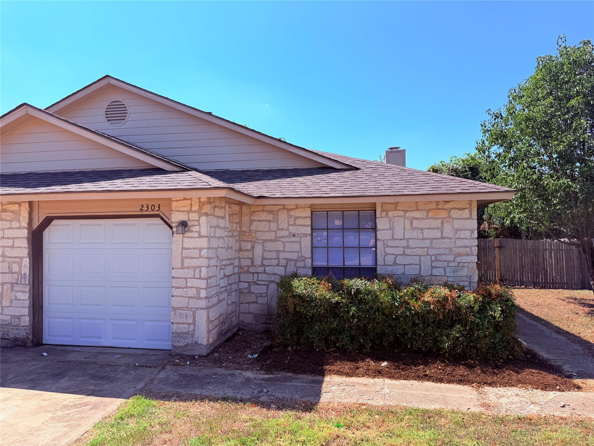 2301 Whitlow Cv Property Photo 2