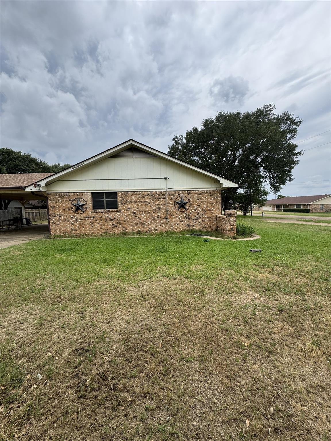 636 E Kempner St Property Photo 8