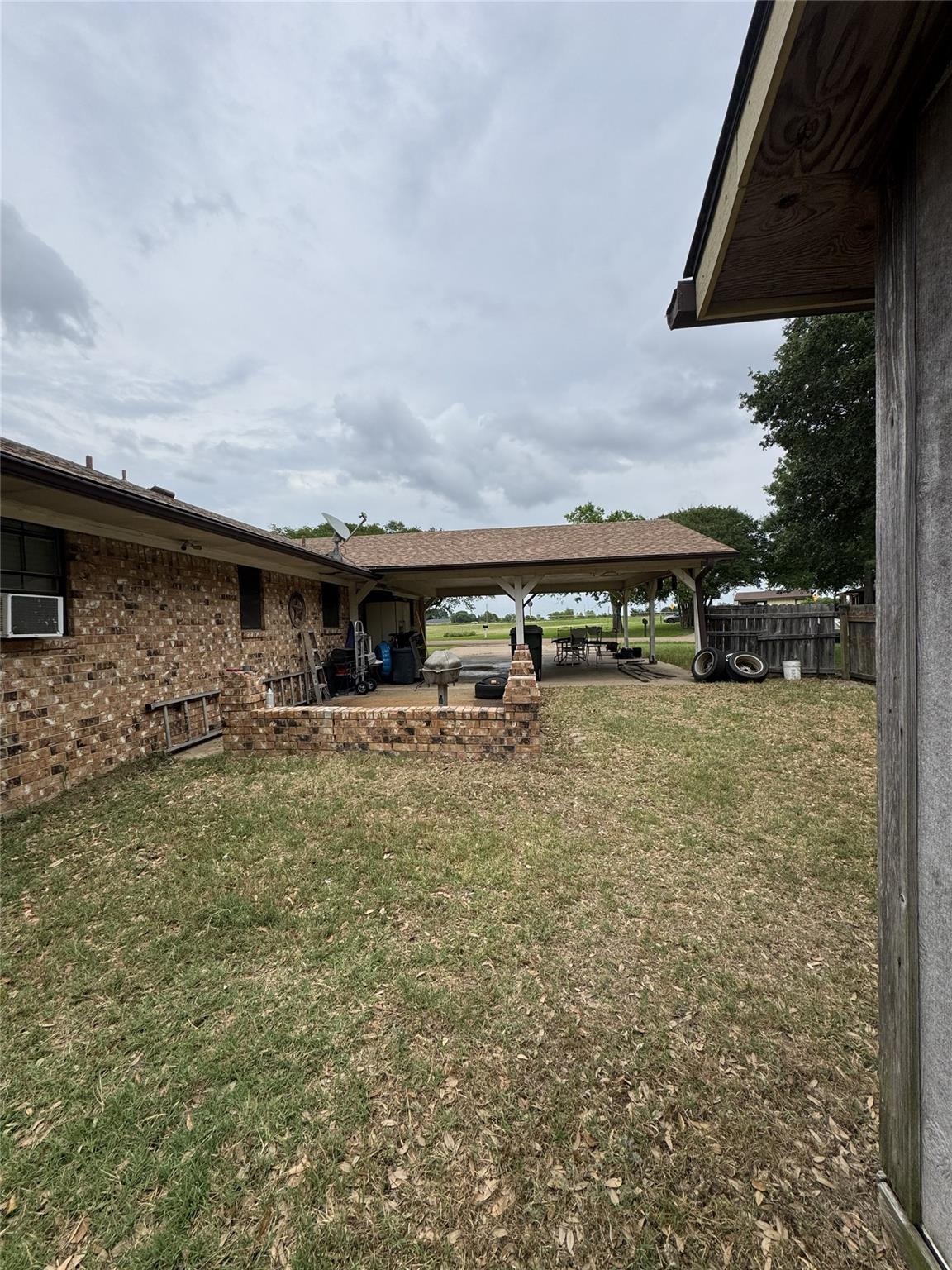 636 E Kempner St Property Photo 9