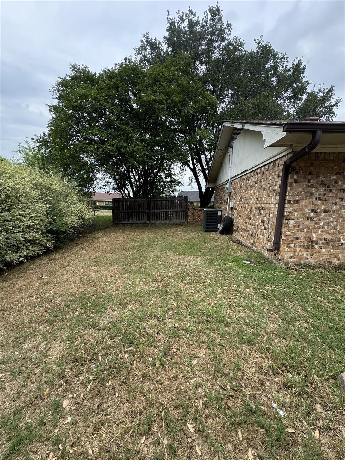 636 E Kempner St Property Photo 10