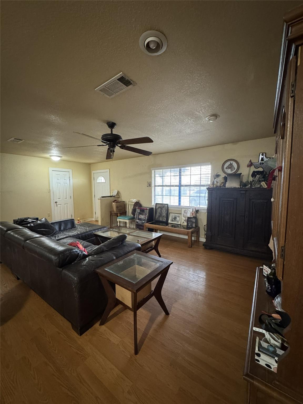 636 E Kempner St Property Photo 25