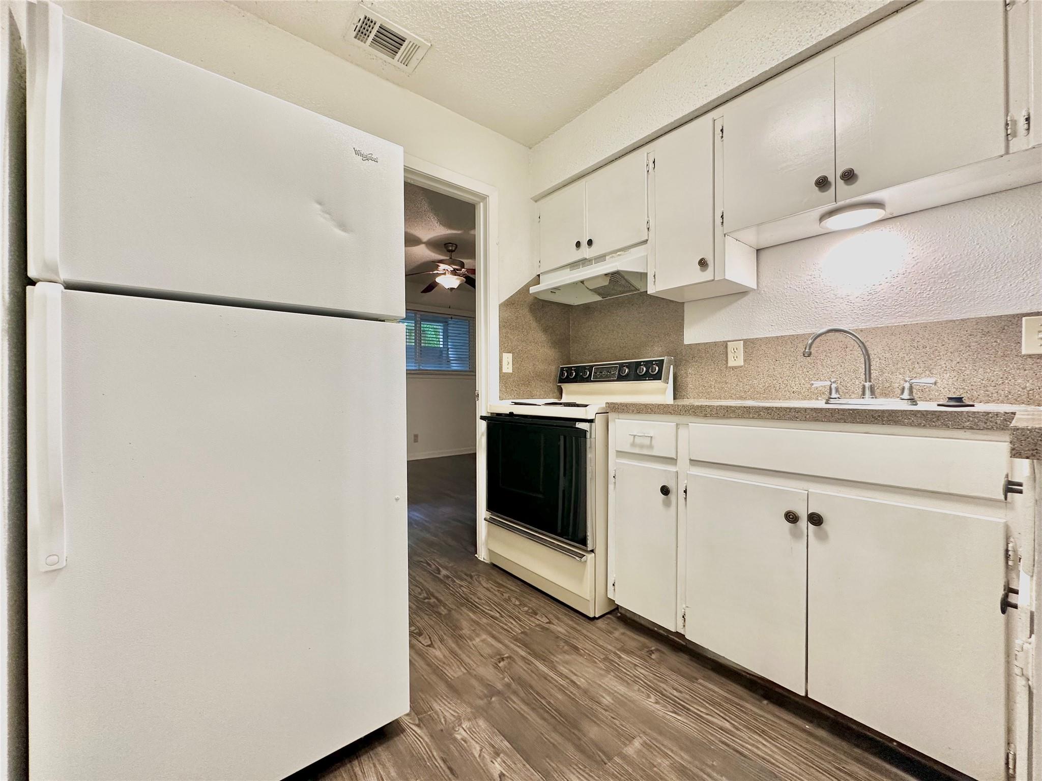 301 W 29th St #d101 Property Photo 6