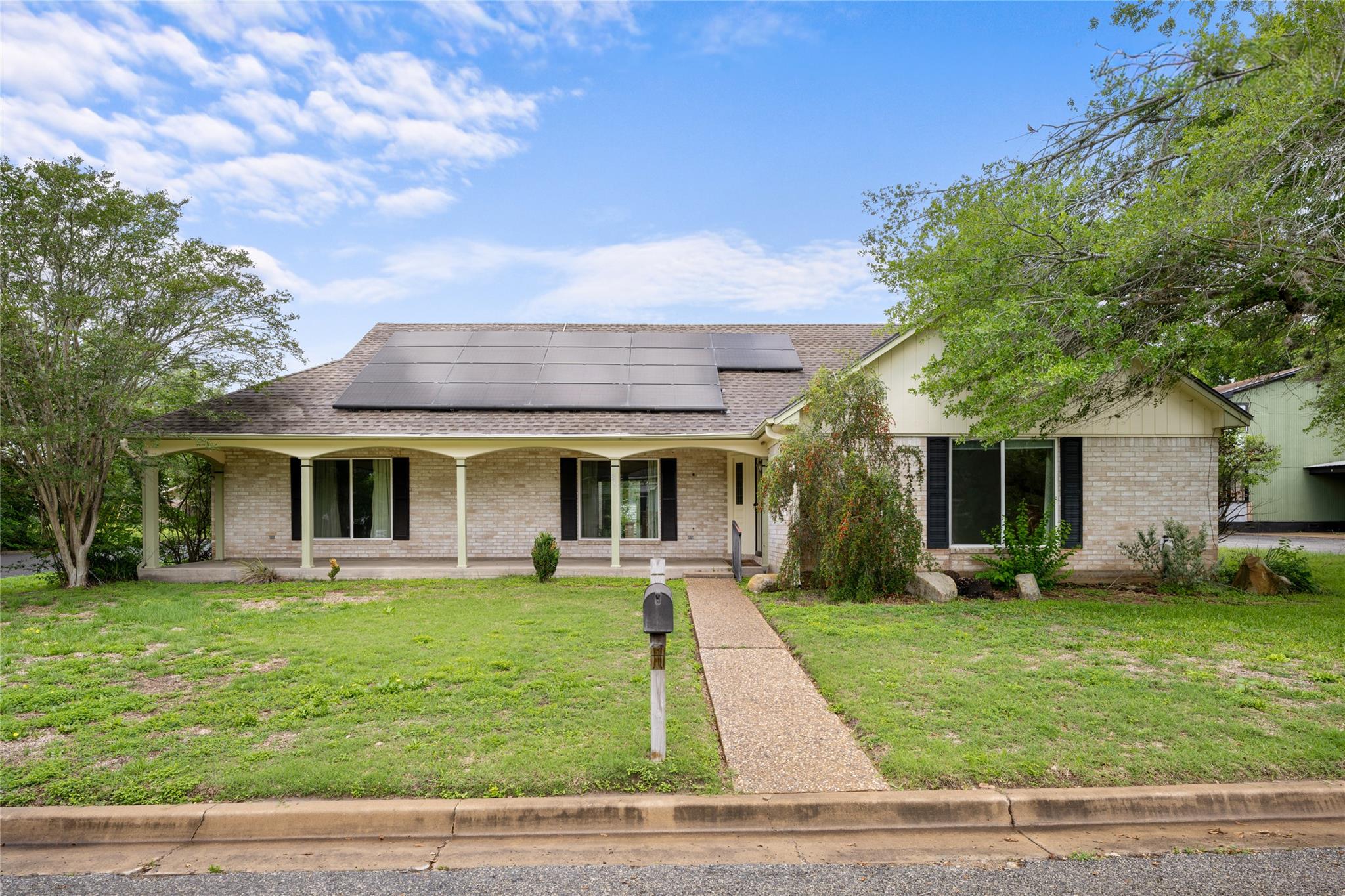 315 E Fannin St Property Photo 1