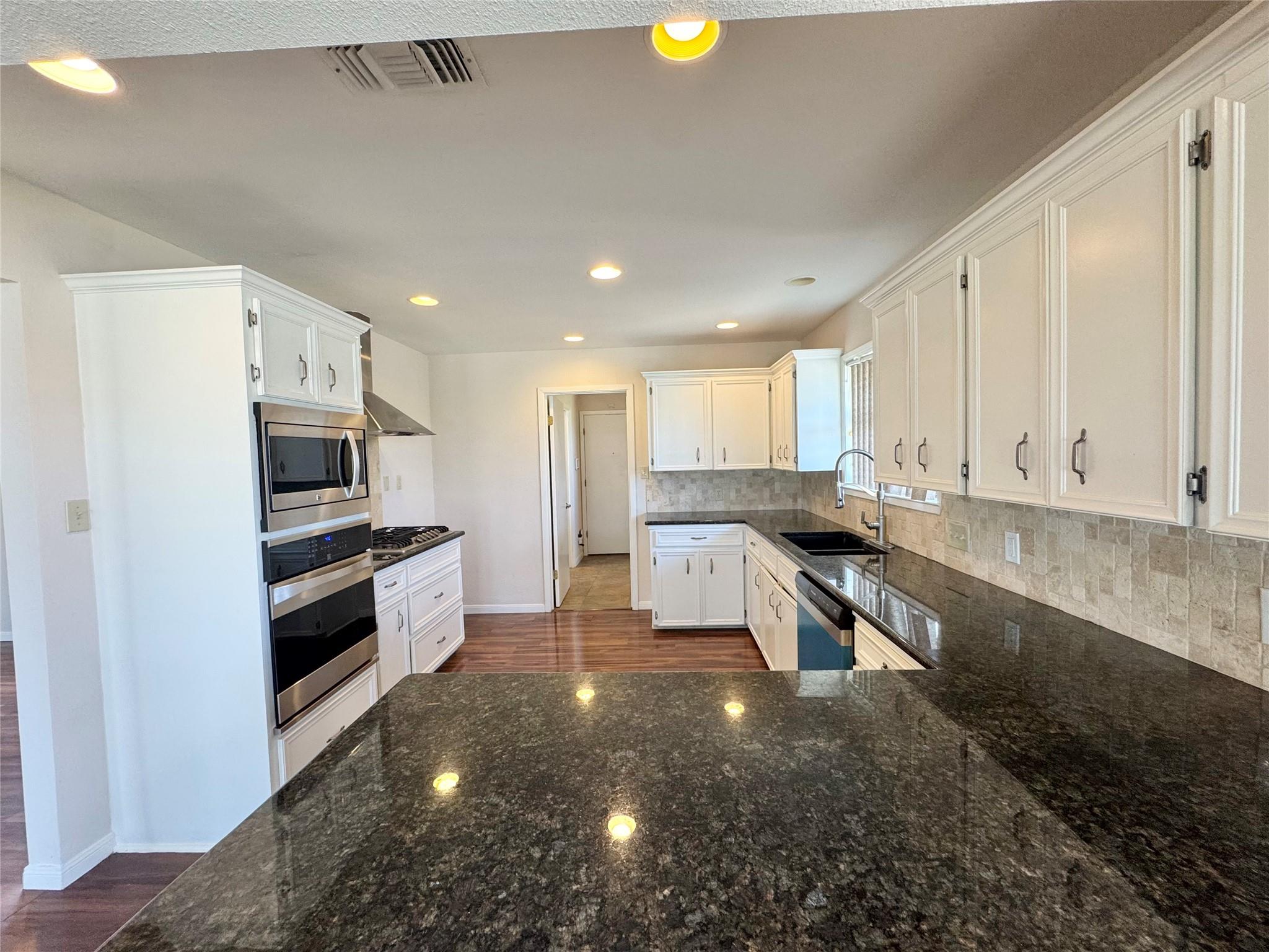 18512 Carlson Ln Property Photo 9