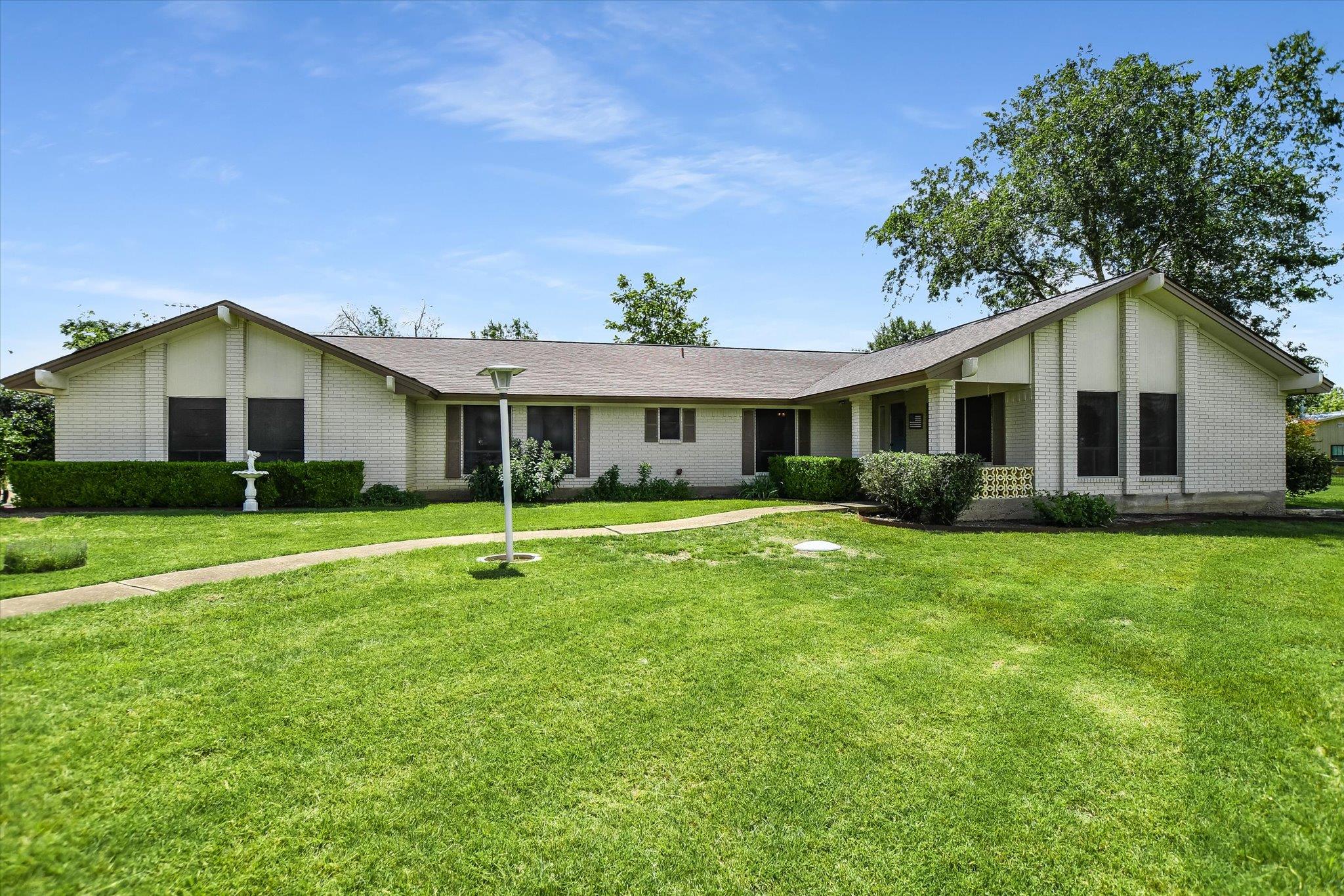 7 Brenda Ln Property Photo 1