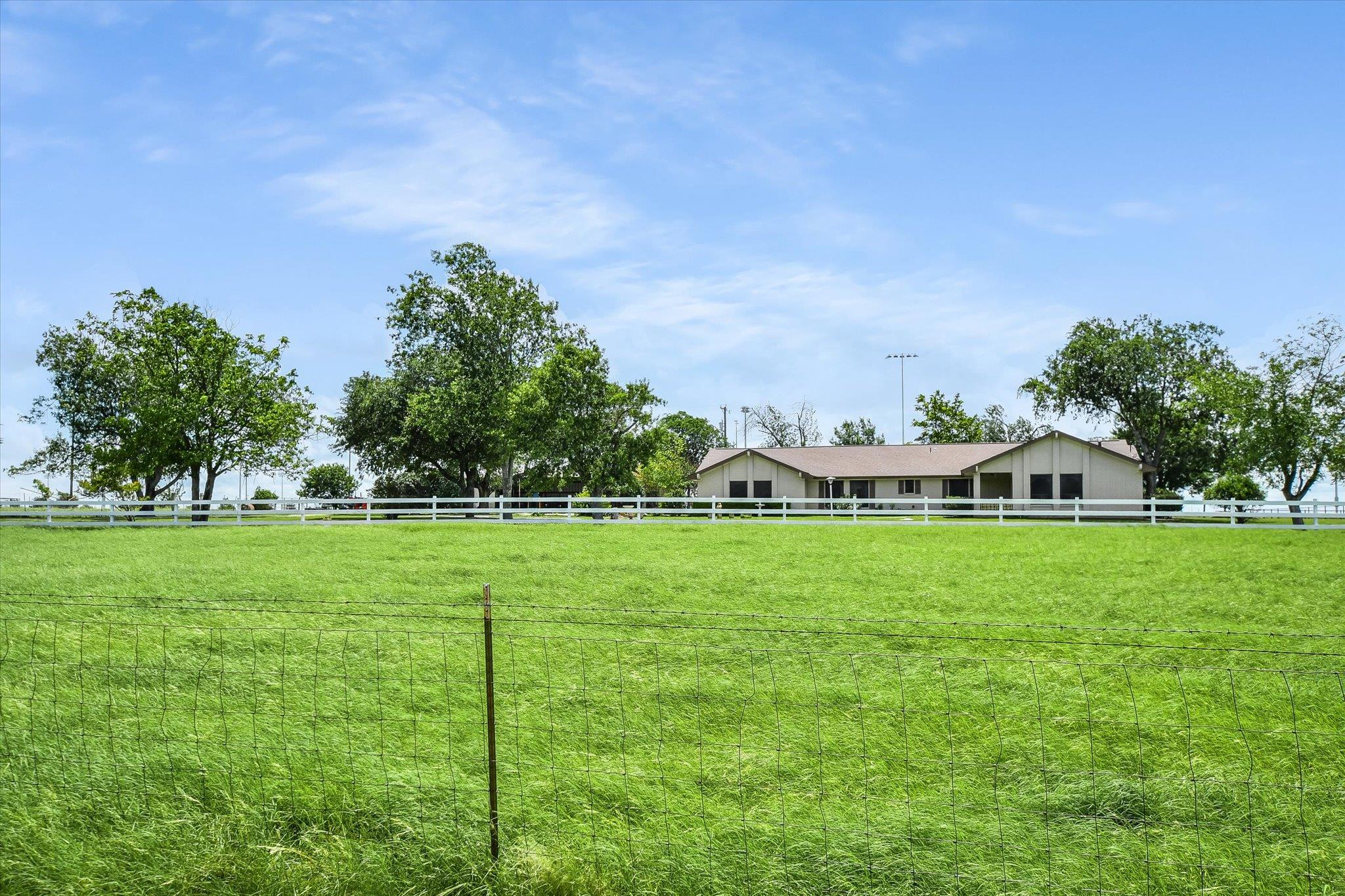 7 Brenda Ln Property Photo 2