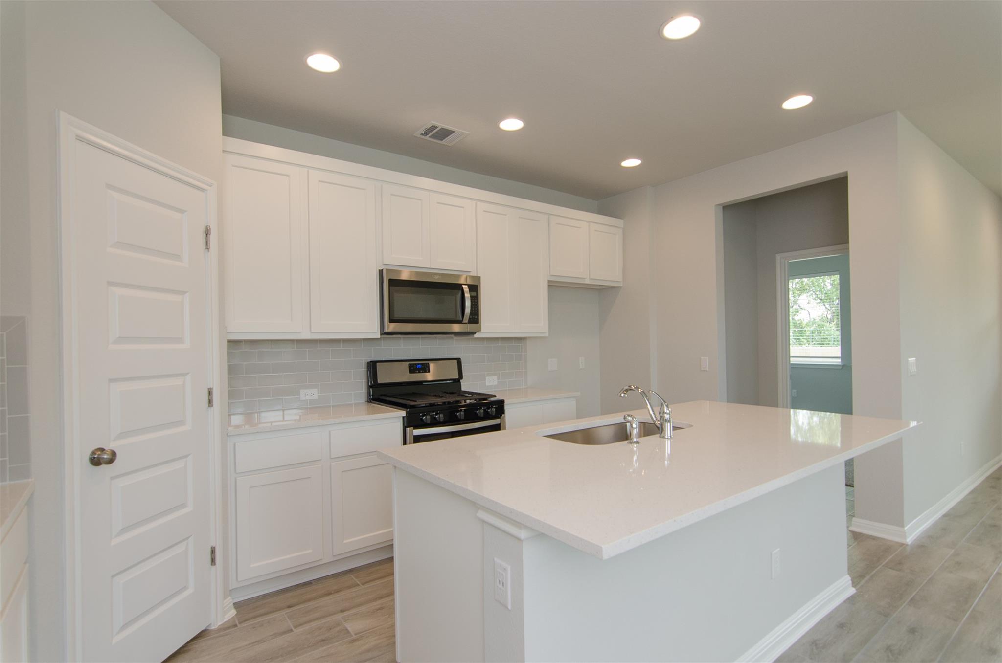 905 Olive Creek Dr Property Photo 3