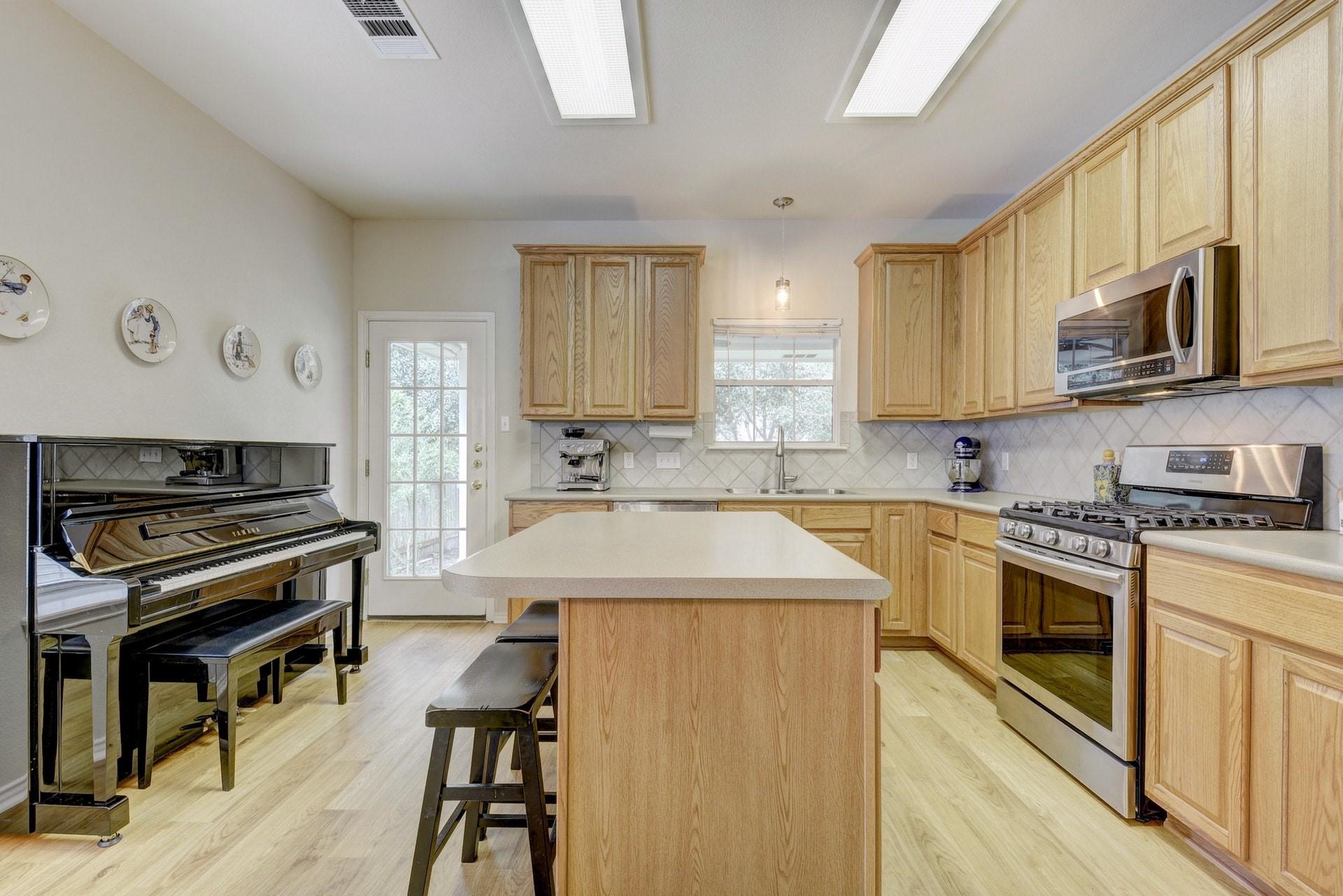 10312 Huxley St Property Photo 6