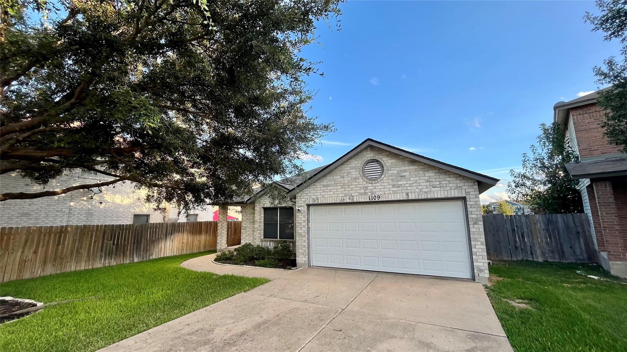 1109 Dexford Dr Property Photo 1