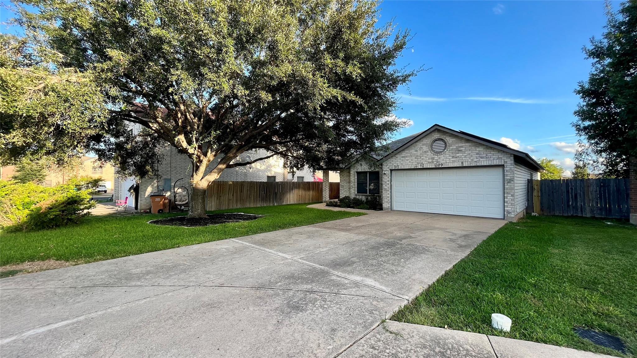 1109 Dexford Dr Property Photo 2