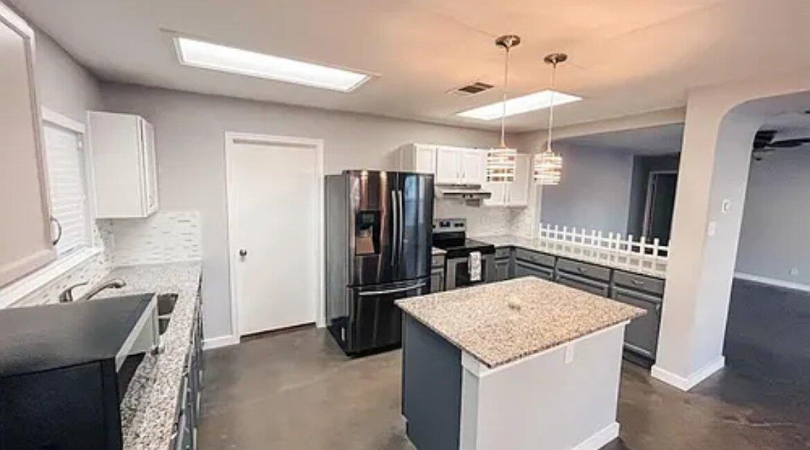 1109 Dexford Dr Property Photo 3
